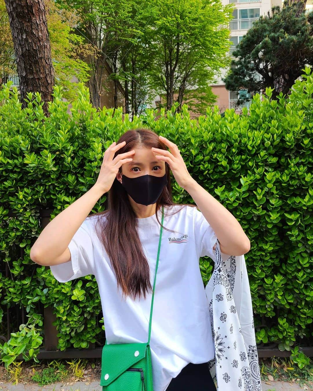 イ・シヨンさんのインスタグラム写真 - (イ・シヨンInstagram)「오늘새벽출근👣🌞 해가 길어져서 새벽인데도 이렇게 밝구나😊🙌💛 편의점커피👍☕사가지고 출발🏃‍♀️ #푸르다💚 #여름이오네」4月16日 8時06分 - leesiyoung38