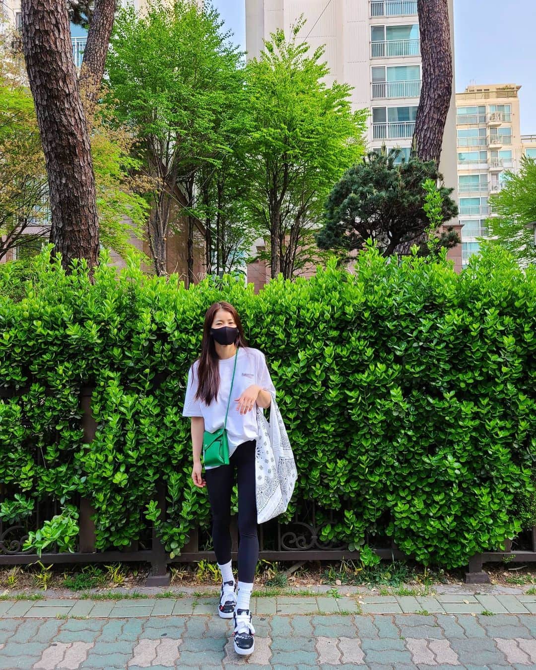 イ・シヨンさんのインスタグラム写真 - (イ・シヨンInstagram)「오늘새벽출근👣🌞 해가 길어져서 새벽인데도 이렇게 밝구나😊🙌💛 편의점커피👍☕사가지고 출발🏃‍♀️ #푸르다💚 #여름이오네」4月16日 8時06分 - leesiyoung38