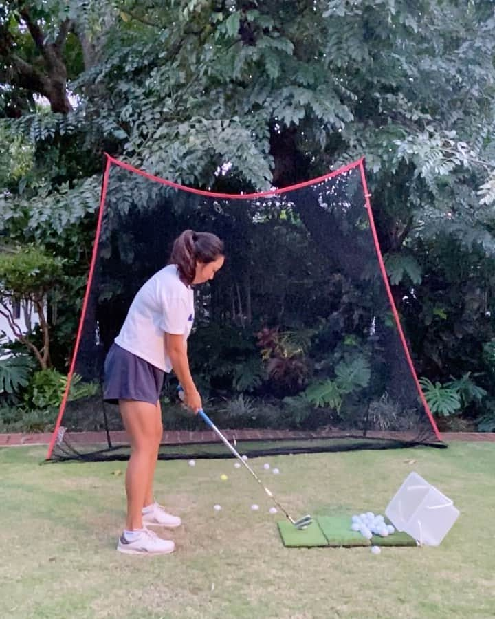 ケーシー・コモトのインスタグラム：「Pause Drill ➡️ Step Drill ➡️ Regular Swing ~~~~~~~~~~~~~~~~~~~~~~~~~~~~~~~~ Been doing these two drills to try and ⬆️ my swing speed during this quarantine. Very thankful to have this @rukket_sports hitting net so I can get some solid swings in! ☺️ • • #stayhome #quarantinelife #ゴルフ #golf #女子プロ #プロゴルファー #チャンピオン #championgolf #paramountbed #長寿の里 #alohastandard #masdagolf #footjoy」