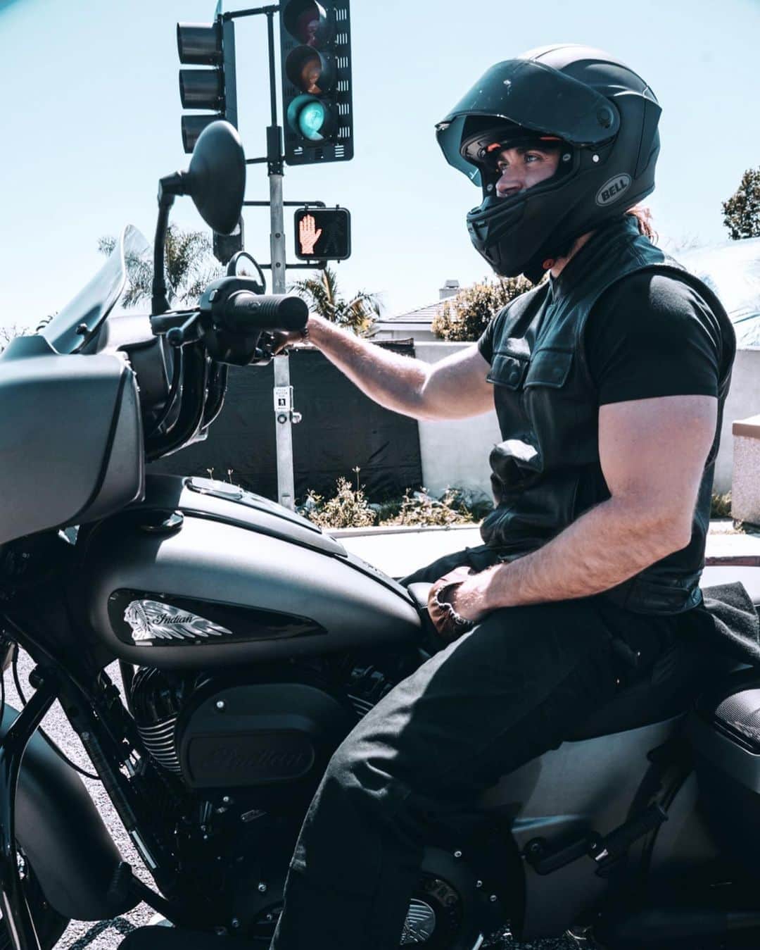 モデル、ブロック・オハーンのインスタグラム：「Social Distancing 2.0 (Slideshow Edition)  How are you passing the time while staying healthy? 🏍 🤙🏽」