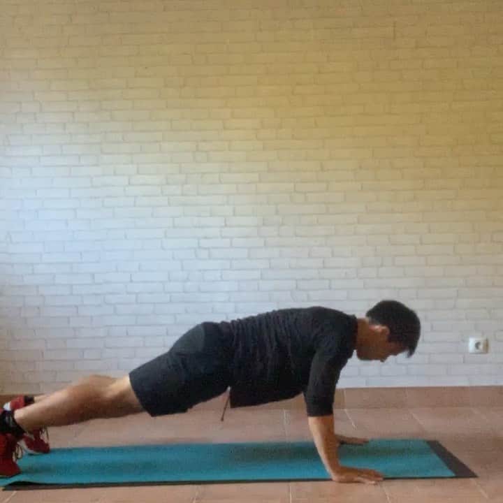 岡崎慎司のインスタグラム：「Training video day 22 二つ目の動画は椅子でもできます！ 僕はスーツケース重ねてますが。笑 トレーニングは工夫が大事。💪😊 それぞれの生活の中でやれること続けましょう。 10. ホッピング腕立て伏せ 通常の腕立て伏せよりも強くプッシュし、身体を浮かす。身体が浮いた際に拍手を行う。 11. 腕立て伏せ（仰向け） 台や椅子などを使い、うつ伏せの状態で膝を軽く曲げて構える。肘を極力深く曲げ、その際には腰をつけないようにし、構えた姿勢を保持する。 12. 腿上げまたぎ 台や椅子などを使う。片脚を腿上げの姿勢で上げ、脚の姿勢を崩さずに台をまたぐ。支持脚は伸ばした状態（膝を曲げない）を保つ。腕も走る際のフォームを作る。 #杉本メソッド #生活の中でトレーニング #自分の体を知ろう」