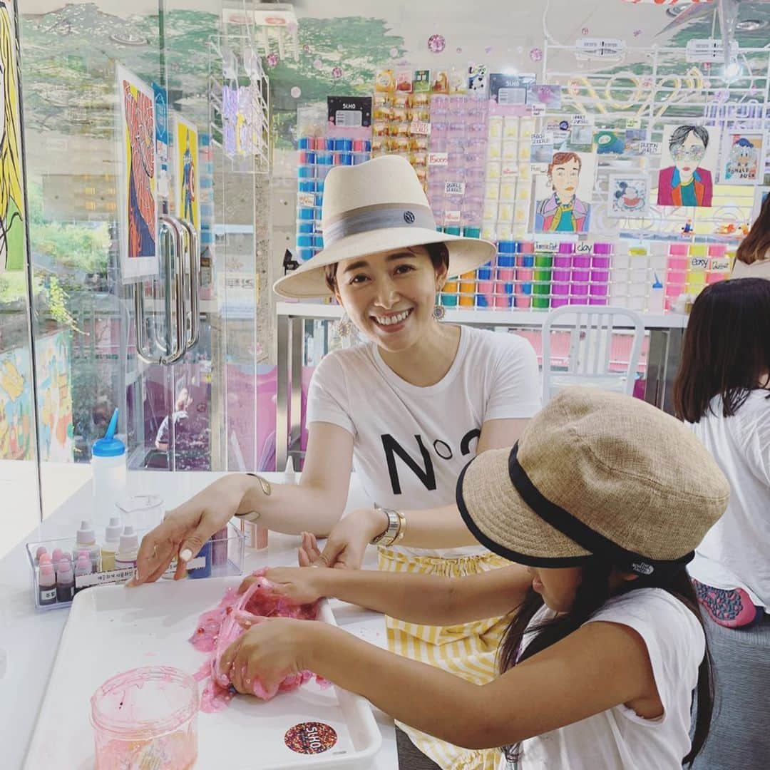 のインスタグラム：「. 去年の韓国旅行Photoで 思い出した、子供の遊び❣️ . . 工作好きの娘と立ち寄った韓国の スライムカフェ。 . そう、スライムカフェなんてお店があったんです。 (ただ、カフェメニューは無くてスライムだけ☺︎) . . 透明のスライムに、好きなビーズやパーツ、さらにはラメとか香料、着色料を混ぜてオリジナルスライムを作るというもの。 . スライムの種類(テクスチャーなどの違い)も選べると、店員さんが熱っぽく語ってくれたっけ。 . びよーんと伸びるスライムが楽しくて、娘は大喜びでした👧 . . 今でもたまにそれを思い出して、買ってきたスライムにビーズやラメを混ぜたりして遊んでます。 . . スライムの手触りってなんだかクセになるようで。 この遊び、今の時期の自宅での退屈しのぎにも結構おすすめです☺︎ラメやビーズを入れるっていうのは女の子におすすめかも。 . スライムの作り方はよくネットに載ってるし、100円ショップにも透明のものが売ってましたよ✨ . . いつかまた家を飛び出して あちこち旅行したいけど、、。 . 今はStayHomeでスライムでもやります🏠✨ . . 韓国アテンド by @ayamitakagi325  Photo by @hikari_noguchi . . #思い出し投稿 #子連れ韓国 #過去スタグラム #スライムカフェ #後ろのディスプレイ #全部スライム #slko」