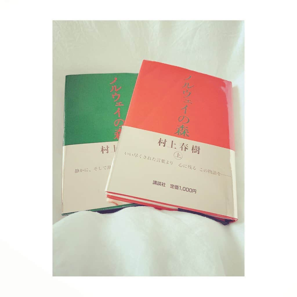 吉田羊さんのインスタグラム写真 - (吉田羊Instagram)「ずいぶんと久しぶりに  本棚から引っ張り出して読み返してみたけれど  やれやれ  僕の記憶はある時点から すっぽりと抜け落ちてしまっていて  まるで初めてみたいに最後まで読むことになるなんて思いもしなかった  そしてあの頃の昂揚が 寄せては返す波のように僕に打ち寄せ  懐かしさとセンチメンタルな感動に のみこまれそうになるのを  僕はただ黙って じっとやり過ごしていた  そしてキッチンに行き 昨夜残したパサパサのサンドウィッチを コーヒーで胃の奥に流し込みながら ぼんやりと考える  やはり僕は この世界がたまらなく好きなのだ、と  I love the novel 'Norwegian Wood' written by Haruki Murakami. I wrote it in Haruki Murakami style.  #stayhome #村上春樹風に #書いてみる #「たまらなく」には点を打ちたい #皆さまおはようございます」4月16日 8時34分 - yoshidayoh_official