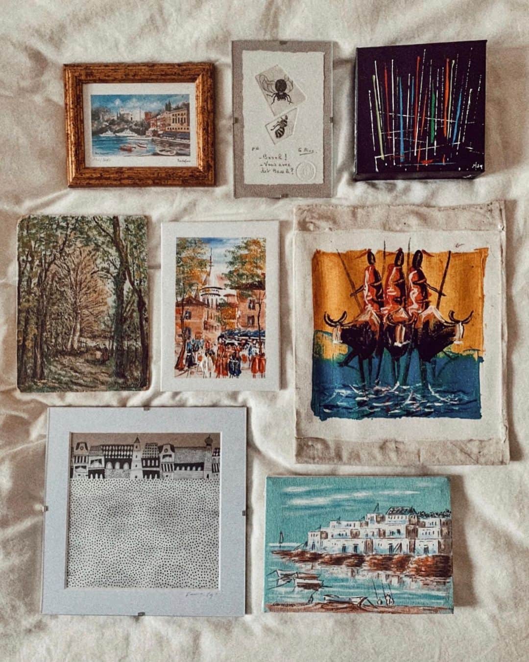 のインスタグラム：「現地の人が描く絵がものすごく好きで、ヨーロッパを旅すると必ず画家の方から必ず絵を買う🖼 ヨーロッパの小さな村は小さなアトリエが多くてワクワクする。 上の段の真ん中の虫の絵はル・カステレという小さな村で80歳くらいのお爺ちゃんが自宅アトリエで描いていた作品。 額のセンスもさすが！ 家には大小様々な絵がまだまだあるけど、その中でもお気に入りな9点を。 . #インテリア#海外旅行#おうち時間#stayhome#雑貨#絵」