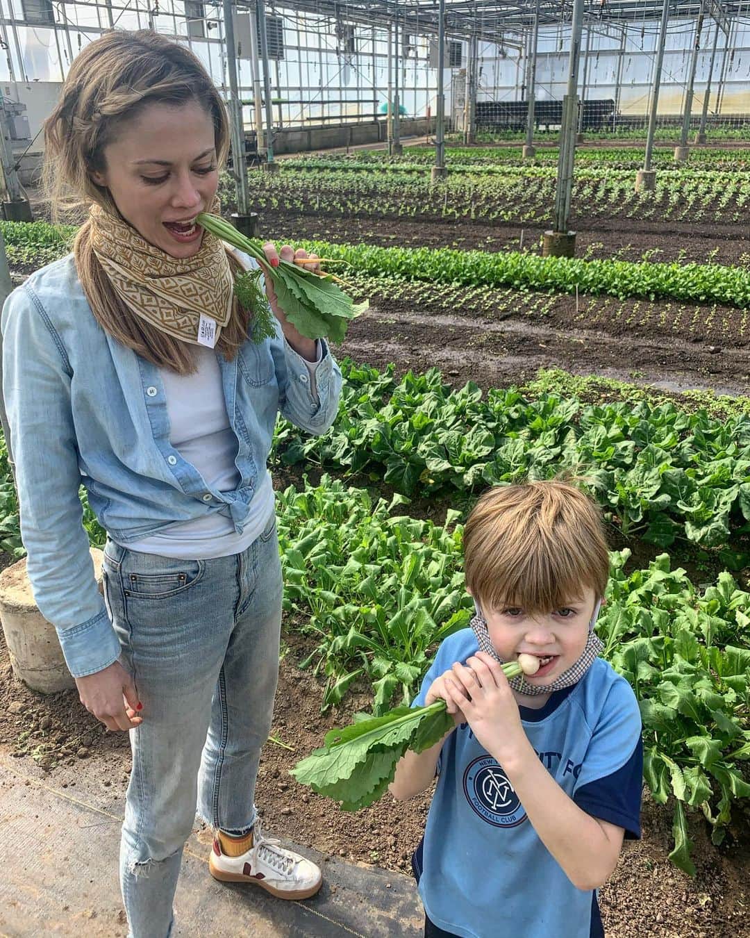 クレア・コフィーのインスタグラム：「TURNIP SUPER FANS @stonebarns @bluehillfarm #pickofthelitter #ResourcED」
