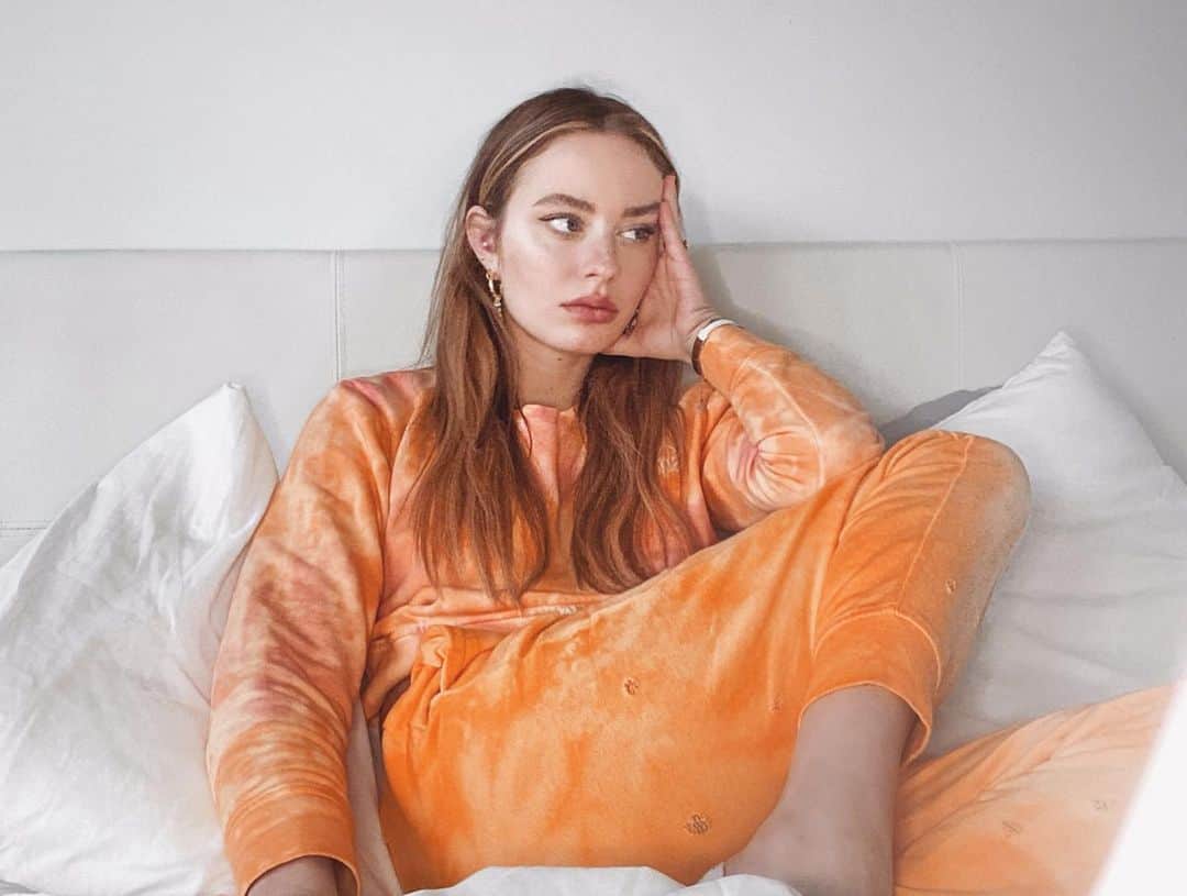 SONYA ESMANのインスタグラム：「🌈 on the receiving end of never-ending bad news since ninety-five 🌈 #isitmyjobtofakebeinghappy?」