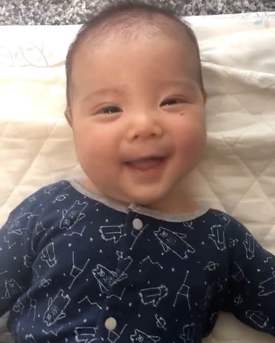 赤谷奈緒子のインスタグラム：「あと9日で3ヶ月💕早いなぁ。 . . 乳児湿疹に悩まされてましたが💦、先日皮膚科でお薬もらって、やっとやっと綺麗なお肌が戻ってきたね😌 . . #おうち時間 #生後2か月半　 #男の子ママ #0歳#赤ちゃん#ベイビー#男の子#男の子ベビー#1月生まれ#1月生まれベビー#新米ママ#ベビスタグラム#ベビフル#育児#育児記録#成長記録#子育て#ベビーフォト#kids #不安な毎日で怖いですが… #早く終息しますように 🙏。。」