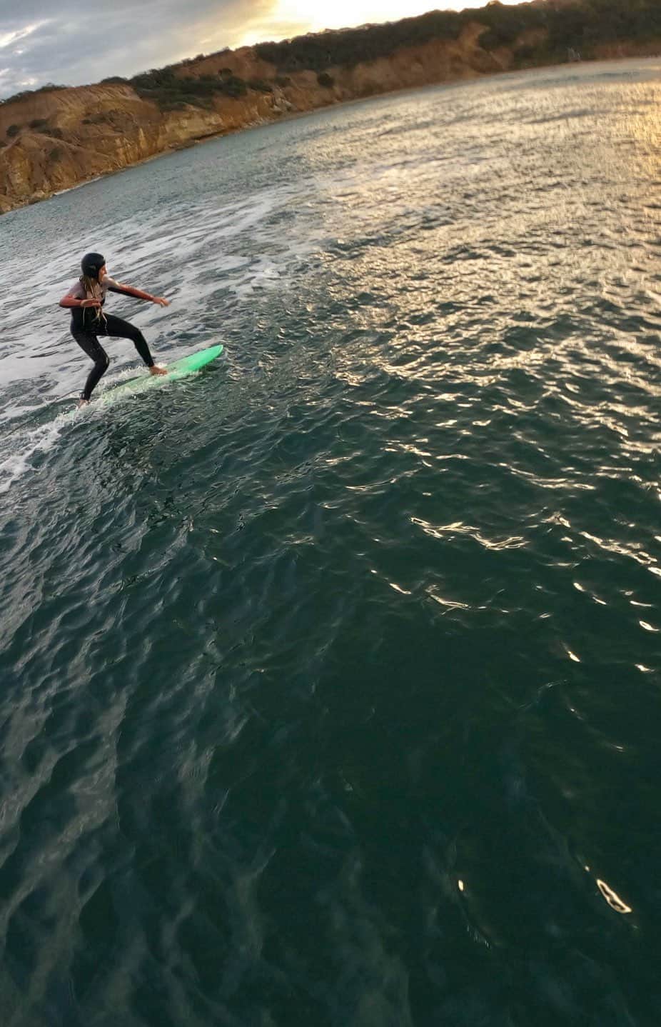 レイキー・ピーターソンのインスタグラム：「Feeling like a little kid learning to surf again. I’ve got a lot of work to do 😜 Any tips from you guys would be greatly appreciated 🙏 Thanks master @harrryleee for the fun times 🚀⚡️」