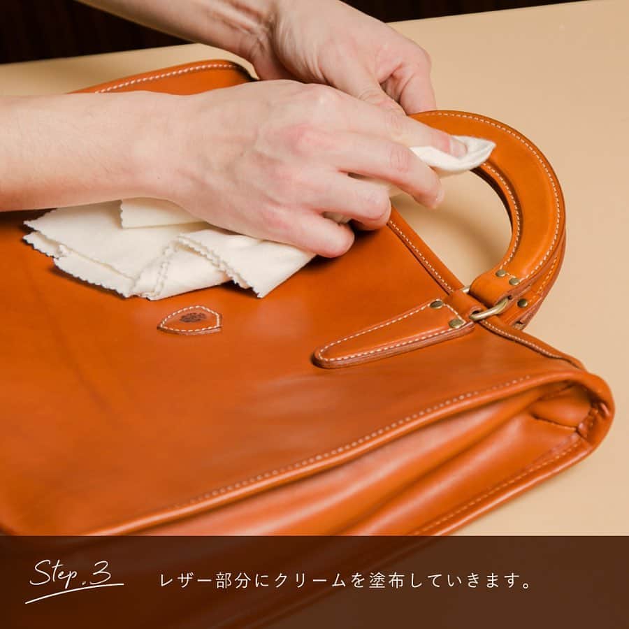 Felisi Japan 〔フェリージ〕さんのインスタグラム写真 - (Felisi Japan 〔フェリージ〕Instagram)「【フェリージ製品のメンテナンス方法のご紹介】 . 今回はバケッタレザーや型押しレザーのバッグや革小物のメンテナンス方法をご紹介いたします。 . . ▪️Step.1 プロホースブラシを使い、ホコリを掻き出すように全体をブラッシング。レザーの縫い目などの細かいところの汚れなども取り除くように丁寧に行います。 . ▪️Step.2 ポリッシングコットンにクリームエッセンシャルを少量付け、よく馴染ませます。 . ▪️Step.3 全体的に塗布していきます。ハンドルやパイピングなど細かなところまで馴染ませるように伸ばしてください。潤い、栄養分はもちろん、革の表面に美しい光沢感を残した仕上がりになります。 . ▪️Step.4 クリームを塗布した後は、再度プロホースブラシで全体的に磨き上げるようにブラッシングします。溝などにクリームがたまりやすいので、まんべんなくブラシをかけるのがポイントです。 . ▪️Step.5 50cmほど離れたところから、プロテクターアルファを全体にまんべんなくスプレーします。雨をはじく防水効果だけでなく、ホコリやゴミの付着を低減するなど、防汚効果も期待できます。 . . メンテナンス後の愛用のフェリージアイテムを、@felisi_japan のタグとともに投稿してみませんか？本アカウントにてご紹介させていただきます！ . ※ご紹介させていただく場合は、事前にDMにてご連絡させていただきます。 . . .  #felisi #bag #wallet #maintenance #leathercare #stayhome #フェリージ #メンテナンス #レザーケア #お手入れ #おうち時間 #ステイホーム #バッグ #お財布 #革小物」4月16日 9時02分 - felisi_japan