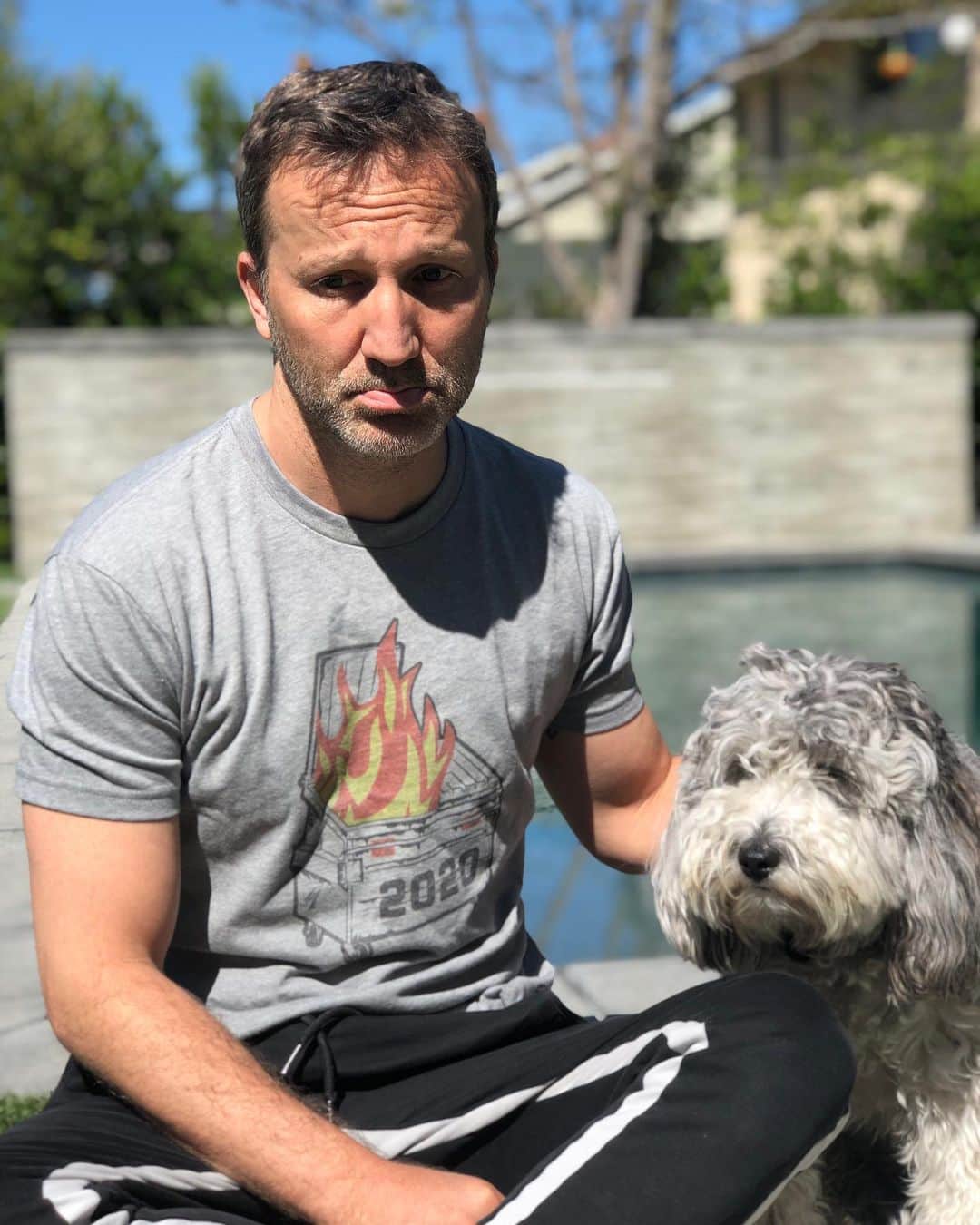ブレッキン・メイヤーのインスタグラム：「Shirt says it all. Thanks to @johnresig @thechive for putting it best. (Harley agrees...or is looking at a squirrel). #DumpsterFire2020」