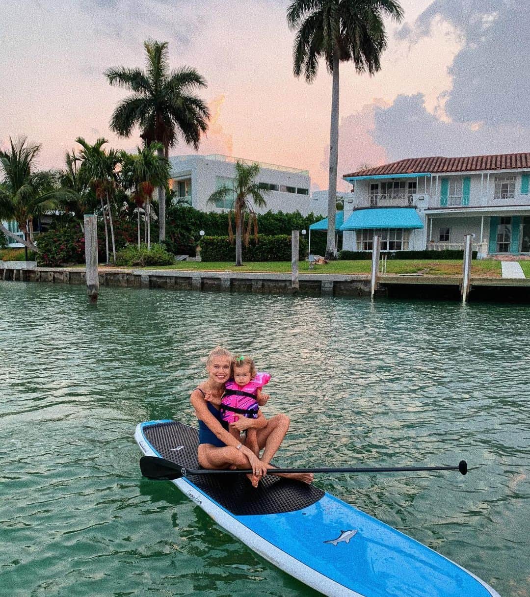 ヴィタ・シドルキナのインスタグラム：「My adventurous baby❤️ First paddle board experience😘」