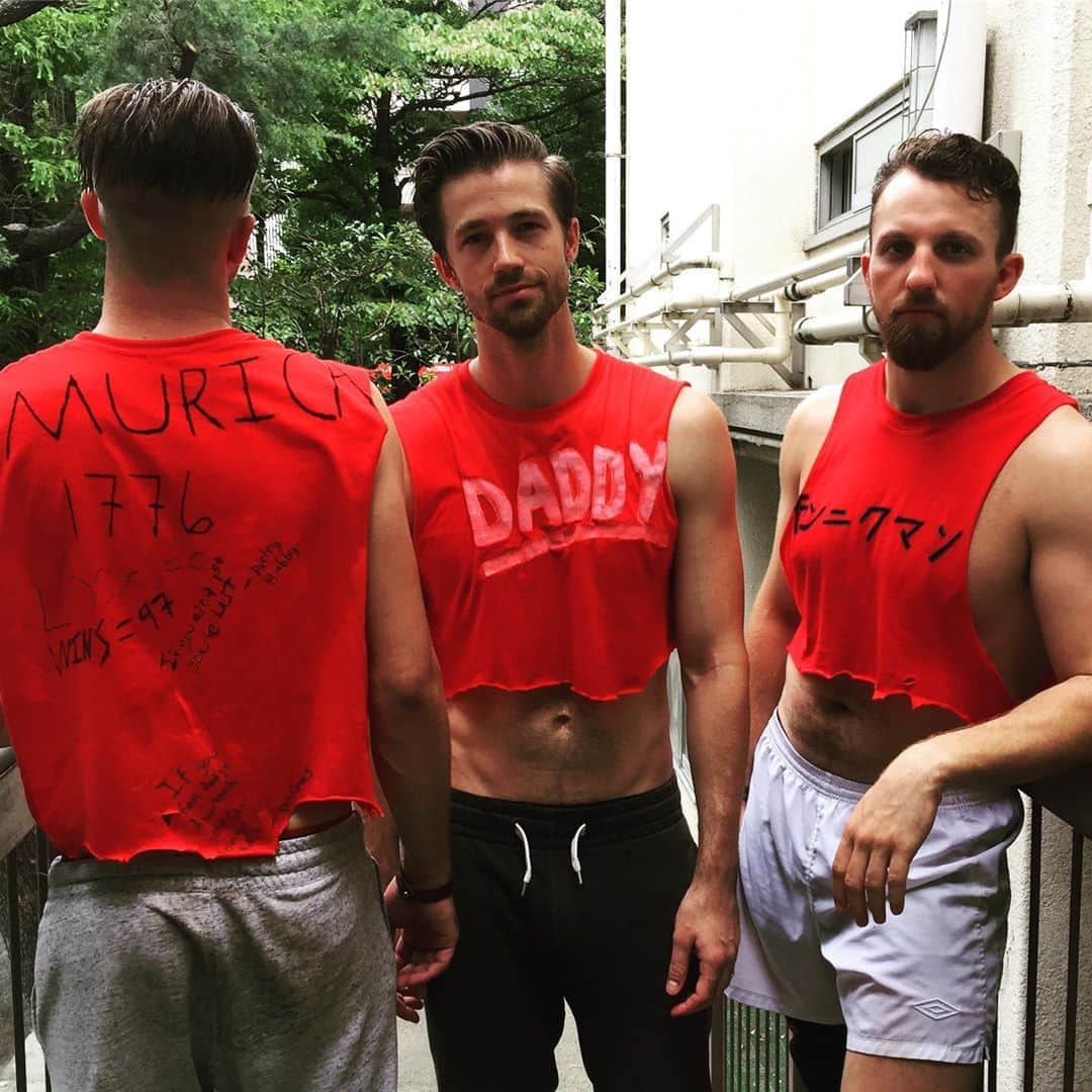 ジョサイア・ハーリーのインスタグラム：「Back when it was still safe to play dodgeball and we made our own team t-shirts 🤾🏼‍♂️ 🤾🏾‍♂️@tokyo_dodgeball」