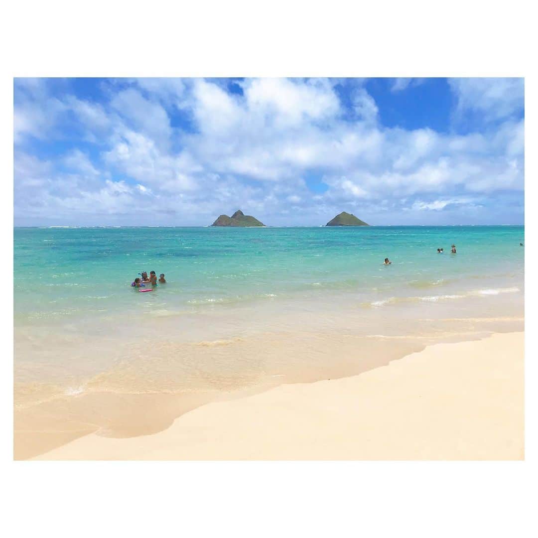 荒川れん子のインスタグラム：「Ahu o Laka and Mokulua Islets now closed. この間、天国の海のカネオヘサンドバーの写真をポストした直後にサンドバーと、このラニカイビーチからよく見える2つの小島が立入禁止になってしまいました😭 イースターの連休にパーティーしていた人が多かったそうな。 . この写真は去年のラニカイビーチから。ハワイに住んでいるけど妄想ハワイです😅 . . #hawaii #sandbar #lanikai #aloha #lovehawaii #luckywelivehawaii #hawaiilife #beach #lifeisajourney #hawaiistagram #instahawaii #tbt #quarantine #stayhome #stayathome #ハワイ #天国の海 #ラニカイ #ハワイ生活 #旅 #ハワイ好き #ビーチ #海 #青空 #自宅待機 #外出自粛 #妄想ハワイ#カコソラ #カコウミ #おうち時間」