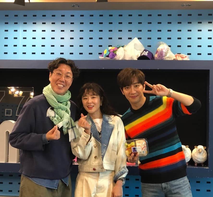 イ・サンヨプのインスタグラム：「굿모닝 강짱과 철파엠 즐거웠습니다😎 보내주신 과일과 샌드위치도 감사했습니다👍 철파엠과 영철이형은 사랑입니다👍 #굿캐스팅」