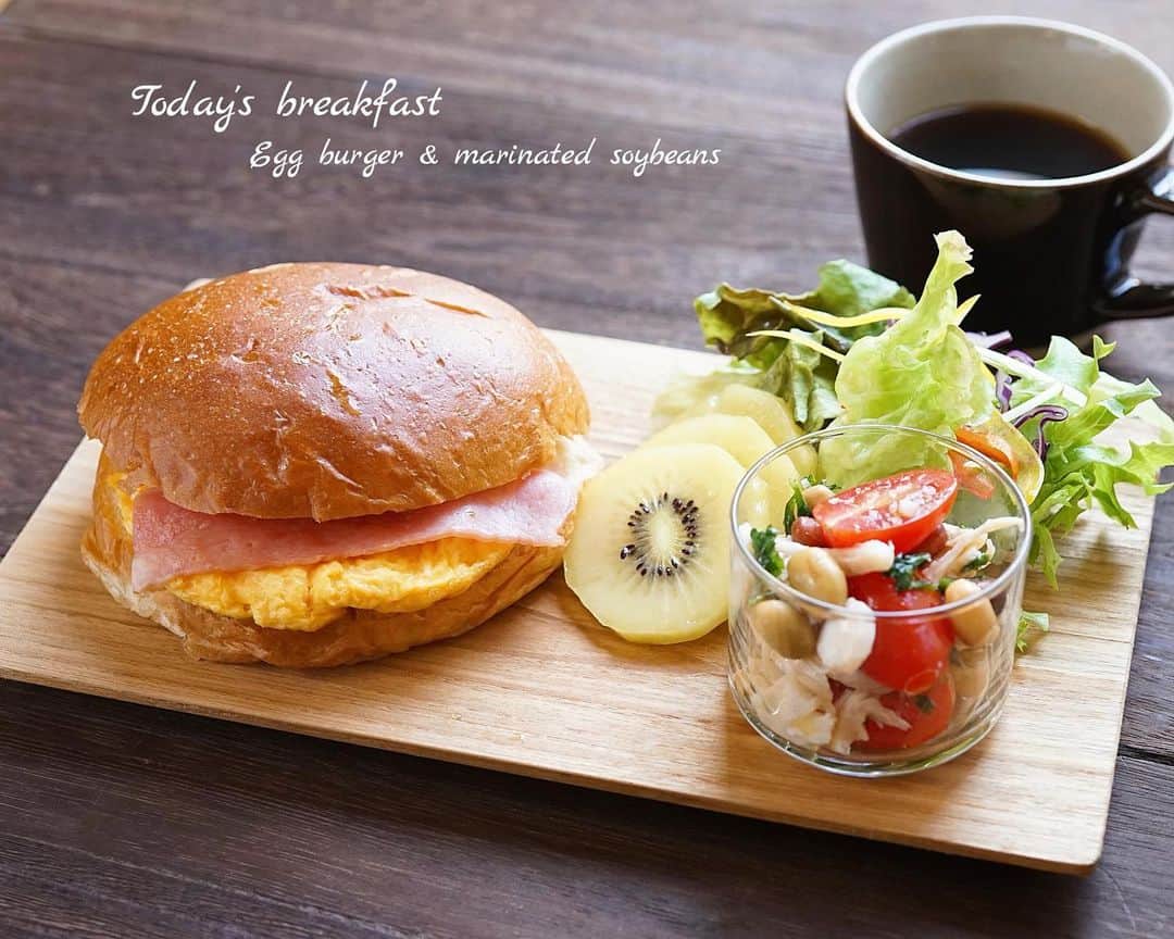 hirokoさんのインスタグラム写真 - (hirokoInstagram)「🌱2020.4.16（木）﻿ ✽.｡.:*・ﾟ #hiroponの朝ごはん ﻿ ﻿ ふわふわの#おからパン で﻿ 玉子とベーコンをサンドしたバーガーで#朝ごはん﻿ ﻿ おからパンは市販のやつなんだけど...﻿ 甘みがあって ふわふわで美味しいパンなの〜﻿ そのまま食べても美味しいけど﻿ 今朝は玉子とベーコンでサンドしてみした﻿ ﻿ menu📝﻿ ▪︎ おからパンで#ベーコンエッグバーガー﻿ ▪︎ 大豆・トマト・サラダチキンのマリネ﻿ ▪︎ グリーンサラダ﻿ ▪︎ キウイ🥝﻿ ▪︎ コーヒー﻿ ﻿ 朝からしっかり食べて今日も1日頑張るぞ(ง •̀_•́)ง‼﻿ 「ごちそうさまでした」﻿ ﻿ ﻿ *☼*―― ちょこっと#PR ―――――*☼*﻿ ﻿ 私も履いてる#グラマラスパッツ﻿ 暖かくなって脚を出す前にスッキリさせよう！﻿ ﻿ 『165cm･標準体型･普段M〜Lサイズ着用』﻿ グラマラススパッツは「L〜LL」着用してます﻿ サイズ的には「M〜L」かな... って履いてみた﻿ 履くことはできるけど1日中履いてるのは無理かな﻿ ってぐらいキツイ😑﻿ 「L〜LL」でちょうどいいよ ←参考までに﻿ ﻿ 「M〜L」のサイズ表示←【M】と思って下さい﻿ 着圧力が強いので余裕をもったサイズ選びをお勧め﻿ ﻿ 履く時は着圧で大変なんだけどね💦﻿ スッポリと履いてしまえば大丈夫←慣れます﻿ 浮腫もスッキリ！﻿ 年齢問わず履ける#着圧スパッツ で〜す﻿ ﻿ 詳しくはプロフィール @hiropon0201  ハイライトからチェックしてみてね﻿ ﻿ ﻿ ﻿ .........The end🍔☕️﻿ #hiroponのワンプレートごはん #PFCバランス #しっかり食べるダイエットごはん #オリーブノート #オリーブノートアンバサダー #ヨムーノ #ヨムーノメイト #インスタフード #おうちごはん通信 #おうちごはんLover #くらしメイド #フーディーテーブル #マカロニメイト #デリミア #デリスタグラマー #バランスの良い食事 #てづくりごはん365 #うちのシェフ #朝ごパン #snapdish #macaroni #locari_kitchen #lin_stagrammer﻿ ・」4月16日 9時34分 - hiropon0201