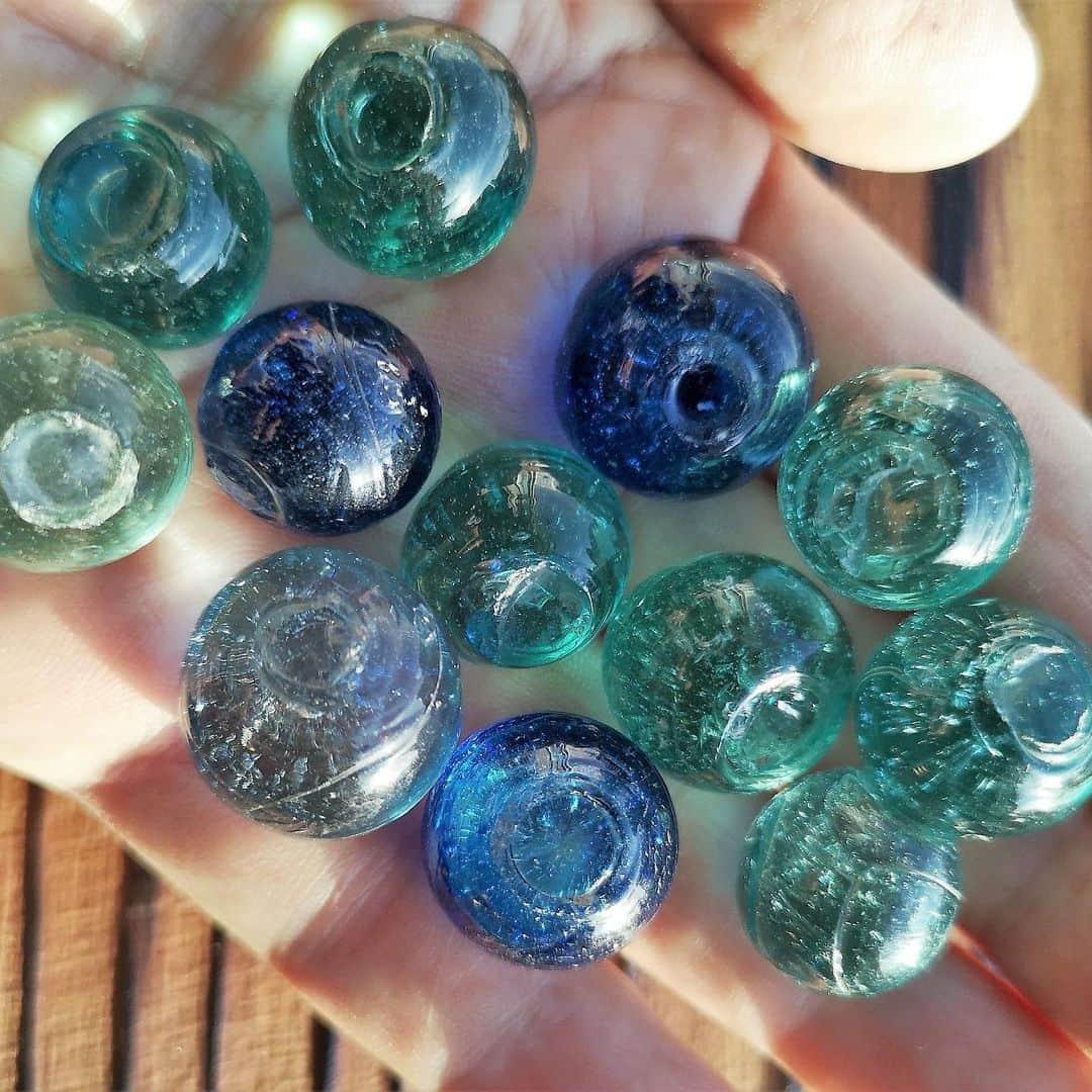 坂崎幸之助さんのインスタグラム写真 - (坂崎幸之助Instagram)「大好きな昔のビー玉。 ウチにあるビー玉の中でも一番古いものと思われます。 明治から大正時代かな。古っ。 これじゃ真っ直ぐ転がらないね。 #古いビー玉　#和ガラス　#歪み　#明治　#マーブル　#ウランガラス」4月16日 9時45分 - kohnosukesakazaki