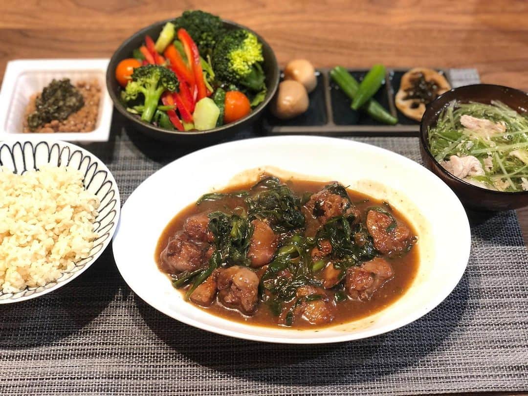 のインスタグラム：「昨日のよるごはんはレバニラ😋 洗いもの少しでも減らしたくて、納豆パックのまま（笑） ごめんなさい（笑）  ２枚目はお昼のホッケ定食🐟 ホッケの置き方、上下逆！！（笑） ほんと失礼な奥さん（笑）  こんなんでも文句言わず食べてくれてます😂😂😂 毎日ご飯作ってる方、一緒に頑張りましょう〜🙌🏻 それと、いま献立毎日悩んでるので、これ作ってみて！ってコメントください💗」