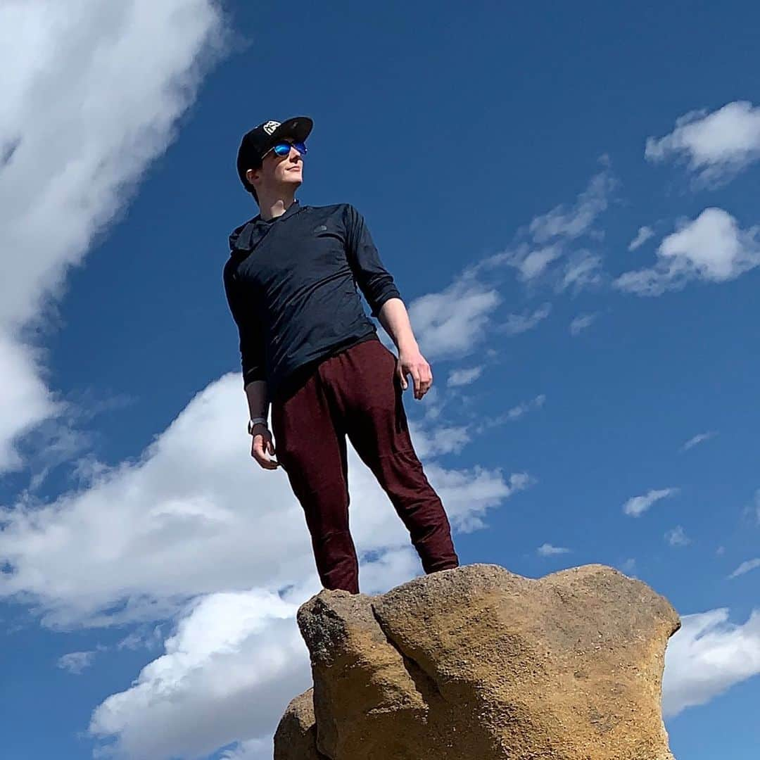 ジョーダン・モエラーのインスタグラム：「This is a photo of me looking for the end of COVID-19.  #imstilllooking #sendhelp #covi̇d19 #socialdistancing #pulpitrock #gonehiking #colorado #cos #uccs #mountains #views」