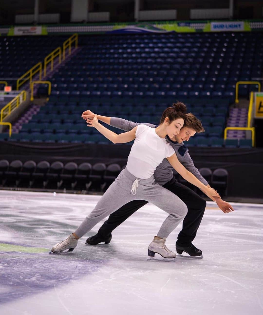 メリル・デイヴィスのインスタグラム：「Who knows when we’ll be back on the ice again? Missing the rink, my skating family and connecting with audiences around the world through the power of sport. ⛸ @charlieawhite choreographed a beautiful new routine recently that I hope we can share with you, someday. 🤍 Take care, everyone! Xo Photo taken at rehearsals last year for @starsonice by @oniceperspectives.」