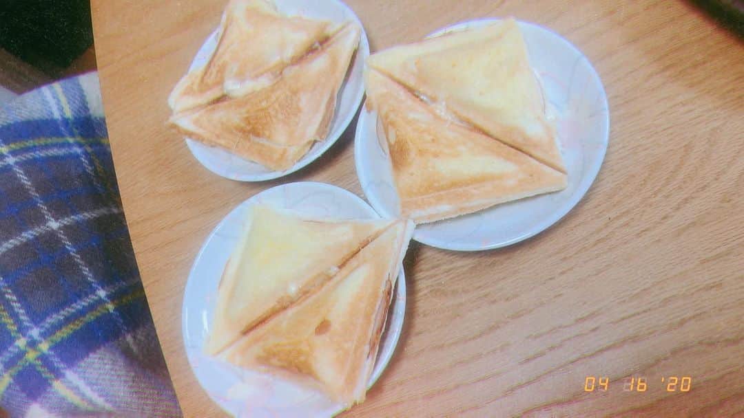 山内優花のインスタグラム：「.﻿ 昼夜逆転　を　逆転させるチャレンジ。﻿ ﻿ 昨夜も韓ドラを見まくり、﻿ 夜更かししていましたが、﻿ 朝しっかり目が覚めたので、﻿ ちゃんと起きて、﻿ 家族分のホットサンドを焼きましたとさ🌈﻿ ﻿ 今日は体に有り余っている元気を﻿ 使い果たして、﻿ ちゃんと早く寝るぞー、、﻿ ﻿ #morning」