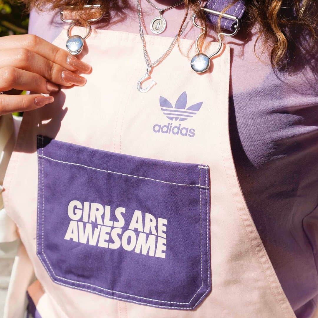 アトモスガールズ/atmos girlsさんのインスタグラム写真 - (アトモスガールズ/atmos girlsInstagram)「. 4/22(wed)より、adidas originalsから女性に向けコペンハーゲンのクリエイティブエージェンシーである「Girls Are Awesome」とコラボレーションしたスペシャルパッケージが登場！！ ダンスに重点をおいた強力な女性コミュニティに訴えかける大胆なデザインを"Head to Toeで表現し50年周年のSUPERSTARを記念したモデルとなります。 atmos-pink.comにて展開！！！ . #adidas#atmos#atmospink #アディダス#アトモス#アトモスピンク」4月16日 10時13分 - atmos_pink_official
