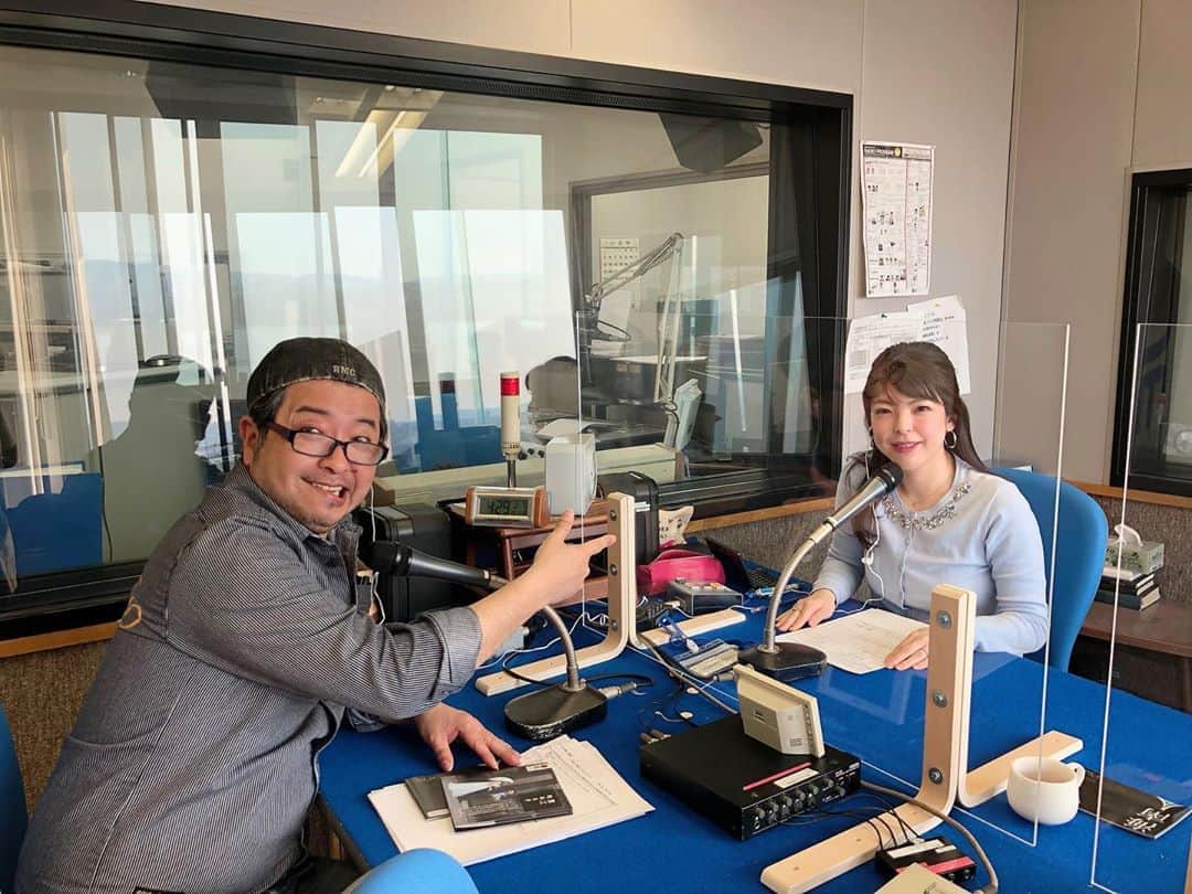 倉窪莉沙のインスタグラム：「* 和歌山放送のワイド番組 『マエオカテツヤの全開！木曜日』 放送直後にその日の写真を投稿するのがベストだとはわかっていながら、放送後はひとり反省会をしていると結局投稿できず、、気がつけばまた次の木曜日。今日は放送後、その日のうちに投稿できるかな〜🤔 . コロナウイルス感染予防のためスタジオは頻繁に換気、机の真ん中にアクリル板を置いて喋っています。 . 2枚目以降の写真は、和歌山県内各地のDEEPな場所を2人で巡るコーナー「DEEPな和歌山探検隊」で伺った海南市黒江の池庄漆器店さんで撮らせていただいたもの。こんな素敵なお碗で食事をするとより豊かな気持ちでご飯を楽しめるだろうな〜✨✨またゆっくり見に行かせていただきたいです☺️ . 今日もこのあと13:00から生放送！ ぜひ、お聴きください。 . #マエオカテツヤの全開木曜日 #マエオカテツヤ さん #てっちゃん #和歌山放送 #和歌山 #海南市 #海南 #黒江 #漆器 #ラジオ #アナウンサー #ママ時々アナウンサー #ママウンサー」