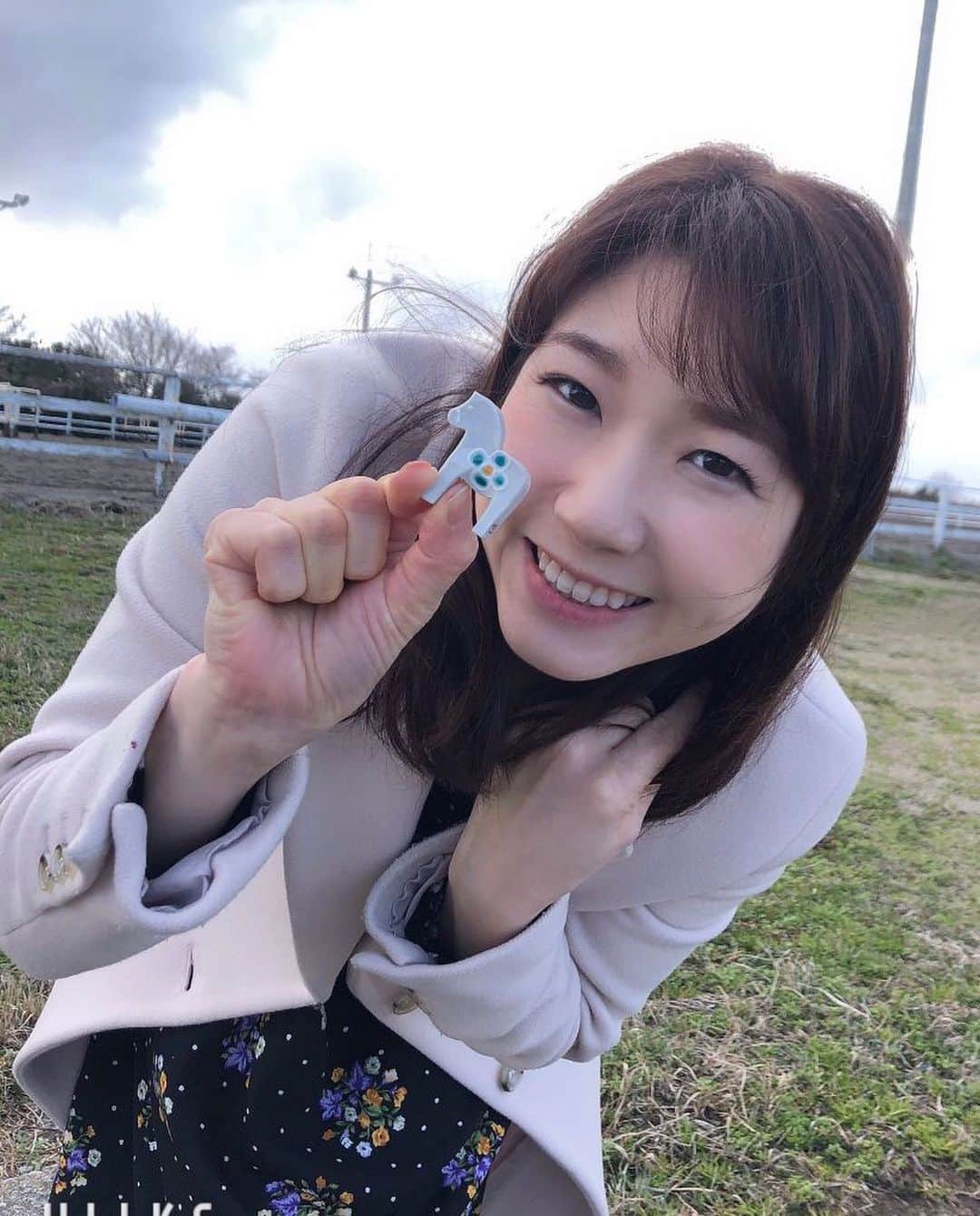 女子アナ47のインスタグラム：「【九谷焼のガチャがある⁉️】 石川県のフリーアナウンサー、時々アイシングクッキー先生の、多賀祐子です。 皆様、石川県の伝統工芸品をご存知でしょうか？加賀友禅、輪島塗、金沢箔、和紙など３６種ありますが、その一つに、国指定の伝統工芸『九谷焼』があります。 私にとって九谷焼は「客人のおもてなし用、美術品としての高価なもの」というイメージだったのですが、なんと九谷焼のガチャを発見‼️ なぜ高級品の九谷焼がガチャに？！ 詳しくはプロフィール欄にある47発信プロジェクトをみてね！ こちらからもとべますよ^ ^  https://jana47.com/from_announcer/伝統工芸品が出てくるガチャ発見！/ コロナに負けるな‼︎ 外出自粛はしても、発信をとめるな‼︎ それが#47発信プロジェクト である。  #女子アナ４７　#女子アナ発信プロジェクト　#アナウンサー　#フリーアナウンサー　#女子アナ　#地方創生　#地方創生アナウンサー　#司会者　#九谷焼　#石川　#石川県　#多賀祐子　#ママアナウンサーズ #コロナに負けるな #コロナ #コロナウイルス #発信を止めるな #女子アナ47 #ママアナウンサー」