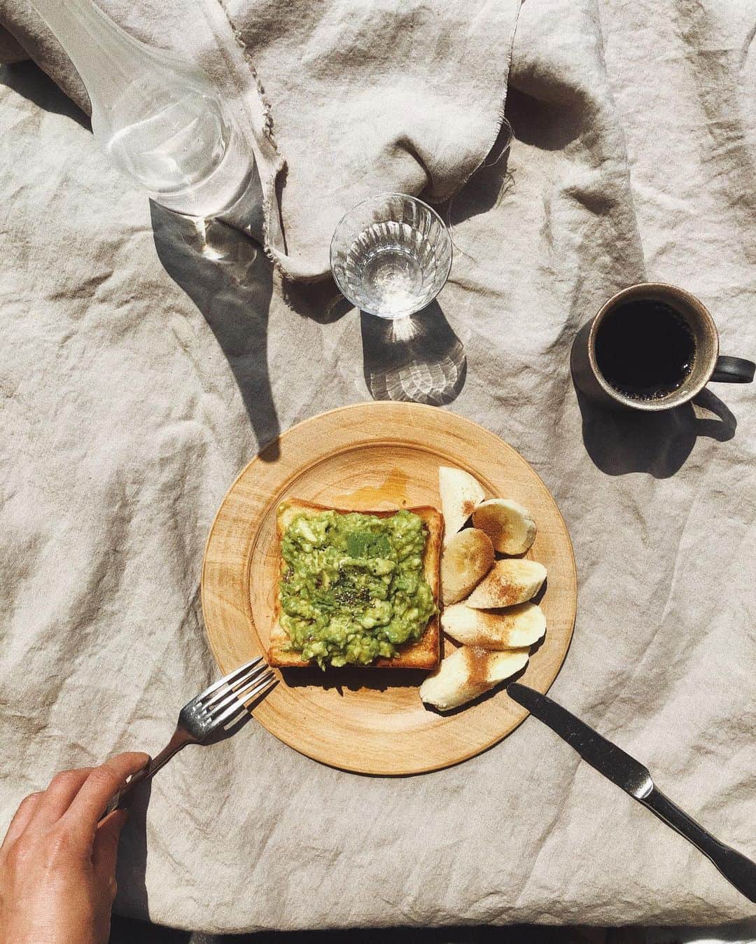 陣内勇人さんのインスタグラム写真 - (陣内勇人Instagram)「. 森のバタートースト。 まぁアボカドトーストやな。 ワカモレはハワイを思い出す。 ( @wholefoods も大丈夫かなぁ。  シナモンシュガーバナナを ちょいピリなアボカドと 交互に放り込むタイプ。 そこに coffeeはとても◎  ビタミン摂っていきましょう。  #breakfast #avocadotoast」4月16日 10時30分 - hayato.jinnouchi