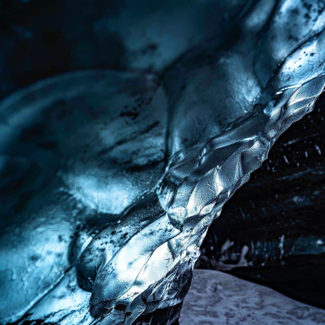 ビートないとーのインスタグラム：「Beautiful ice caves  昨夜はアイスランドVLOG最終話をご視聴いただきありがとうございました😊  たくさんコメントをいただき、この状態が落ち着いたら、またいろんな所に行きたい思いました✈️ 皆様の健康と安全を心より願っております。  いろんな不安や思いがあると思いますが、目の前ことに集中して1日1日を大切に過ごしていきましょう。  医療機関にお勤めの方、薬局、スーパーなどなど、我々の健康と生活を支えくださっている皆様、本当ありがとうございます。」