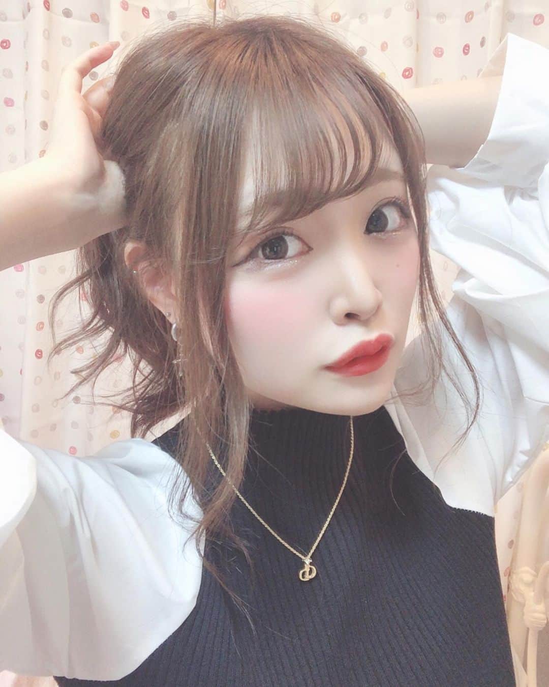 鳥海絢菜のインスタグラム：「・ 会ってないから変化わかるか分からないけれど、髪の色変えました💇🏻‍♀️✨良き色 ・ ・ 少し暗くしたよん！ ・ #haircolor #hairstyle #hair #dior #selectshop #ポニーテール #メイク #spring」