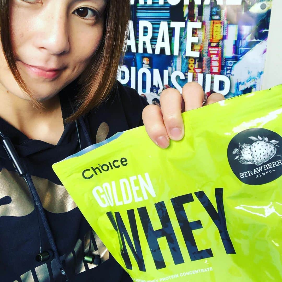 石岡沙織さんのインスタグラム写真 - (石岡沙織Instagram)「@choice.protein  自宅で稽古シリーズの動画撮影で、フォームとかしっかり意識して筋トレすると、少ない回数で効かせられる💪ことに気付きましたw YouTube、【禅道会長野支部】をよろしくお願い致します😊🙌 . 筋肉痛になったので、プロテイン補給😆🙌🍓 . #ゴールデンホエイ　#チョイスプロテイン #choice」4月16日 10時37分 - saori_ishioka_mma