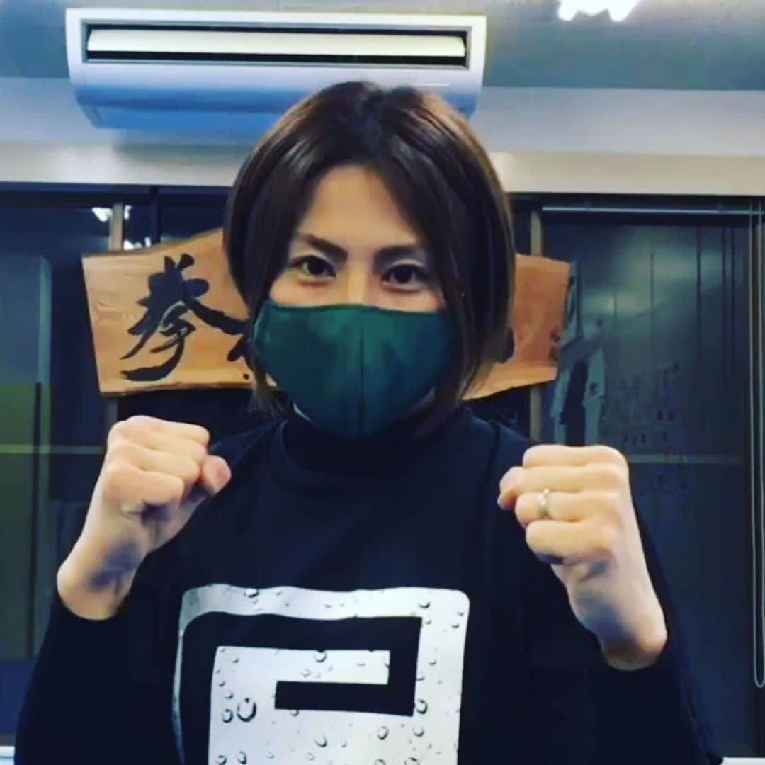 石岡沙織さんのインスタグラム写真 - (石岡沙織Instagram)「@choice.protein  自宅で稽古シリーズの動画撮影で、フォームとかしっかり意識して筋トレすると、少ない回数で効かせられる💪ことに気付きましたw YouTube、【禅道会長野支部】をよろしくお願い致します😊🙌 . 筋肉痛になったので、プロテイン補給😆🙌🍓 . #ゴールデンホエイ　#チョイスプロテイン #choice」4月16日 10時37分 - saori_ishioka_mma