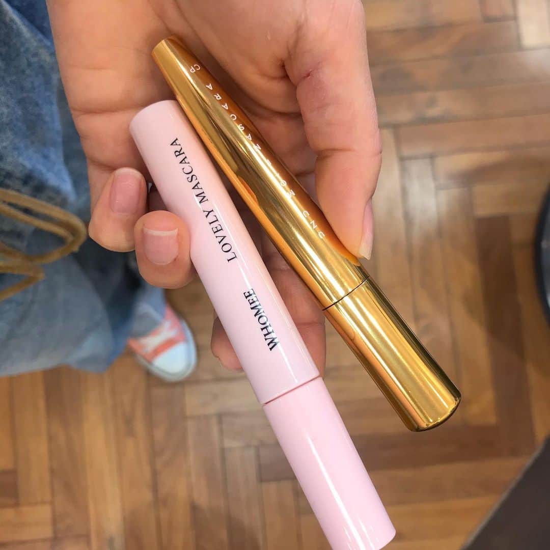 井上花実のインスタグラム：「最近のマスカラ 上まつげがUZUのcopper 下まつげはWHOMEEのcarrot orange 毎日マスクでファンデもしないしメイクが楽しくなくて、、 カラーマスカラがあって助かる😷 リップ塗るのが1番気分が上がるのに 早くマスク要らずの生活に戻りたいな💭 ネイルも全部とれたし、 手洗いが増えて手もカサカサ🤲🍂 気分転換に私も髪切ろうかなー🙄💓 : #カラーマスカラ#uzu#motemascara #whomee#オレンジメイク#カラーメイク」