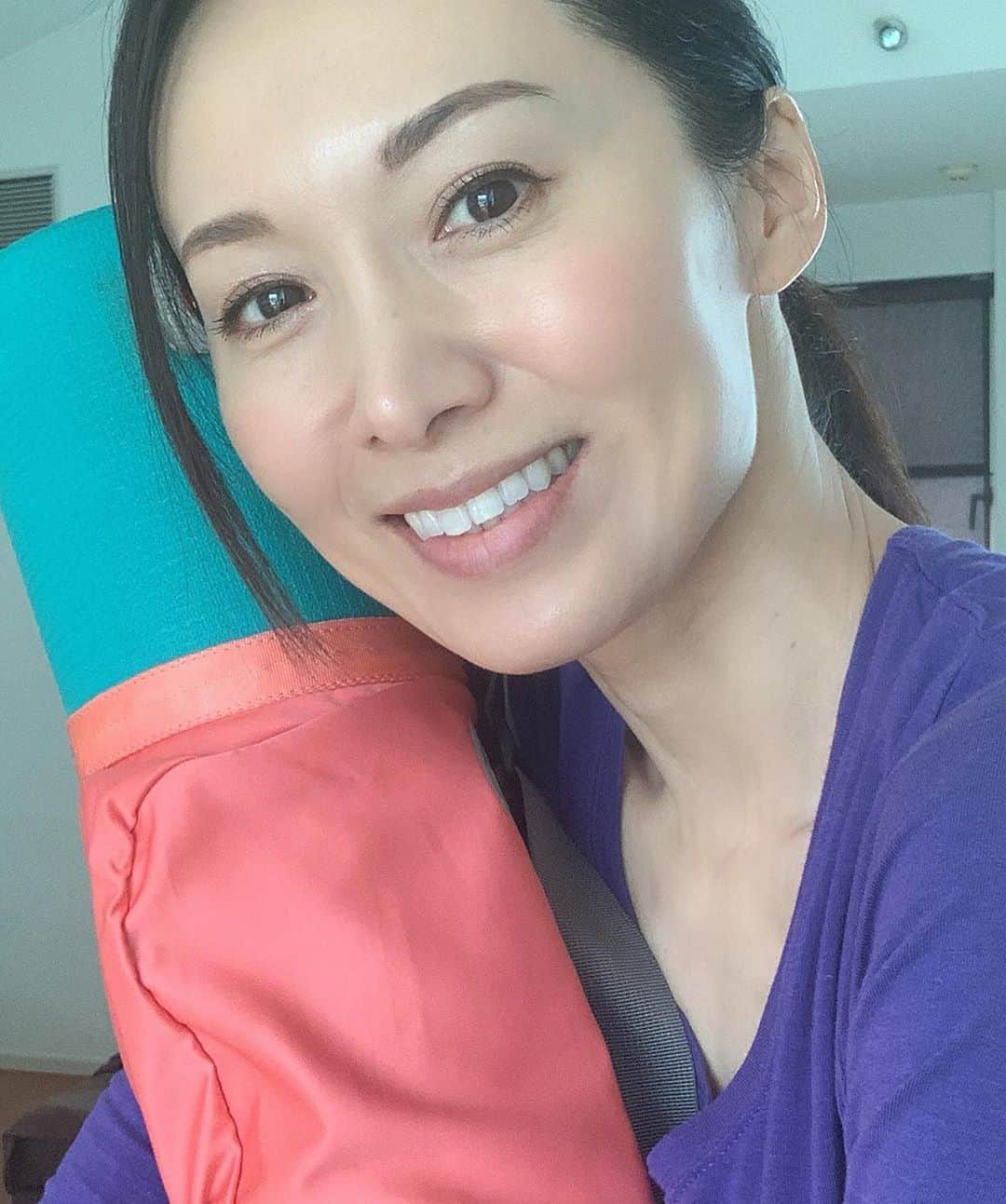 のインスタグラム：「・ ・ ・ おはようございます♪ ・ 少し雲が多く風がある千葉です ・ ・ 今朝は近くの公園の芝生広場で パークヨガをしてきました♪ もちろんマスクして ソーシャルディスタンスを とって、無料で^ ^ ・ ・ こんな状況だから誰もいらっしゃらないかな？と 思ってたけど… 大人3名様とお子さま4名さまが 参加してくれました♪ ・ 以前、レッスンにいらしてくれてた方で お仕事を始めて最近は参加されてなかった方が、 今回在宅勤務になり今日久しぶりにお会いできたりと… こんな状況の中でも嬉しい事ってありますね^ ^ ・ ・ 風が冷たかったけれど 外で伸び伸びと身体を動かすと 気持ちいい！！ ・ 7時半〜でしたが 多くの方々がランニングや ウォーキング、ワンちゃんのお散歩などしていましたよ ・ ・ 帰宅して温かい抹茶ラテで ホッとtime♡です ・ ・ 今日も笑顔ある1日となります ように♡ ・ ・ ・ #駒田奈美#オスカープロモーション#モデル#アラフィフ#アラフォー#ヨガ#yoga#パークヨガ#ソーシャルディスタンス#マスク#レッスン#気持ちいい#抹茶ラテ#参加#ランニング#ウォーキング」