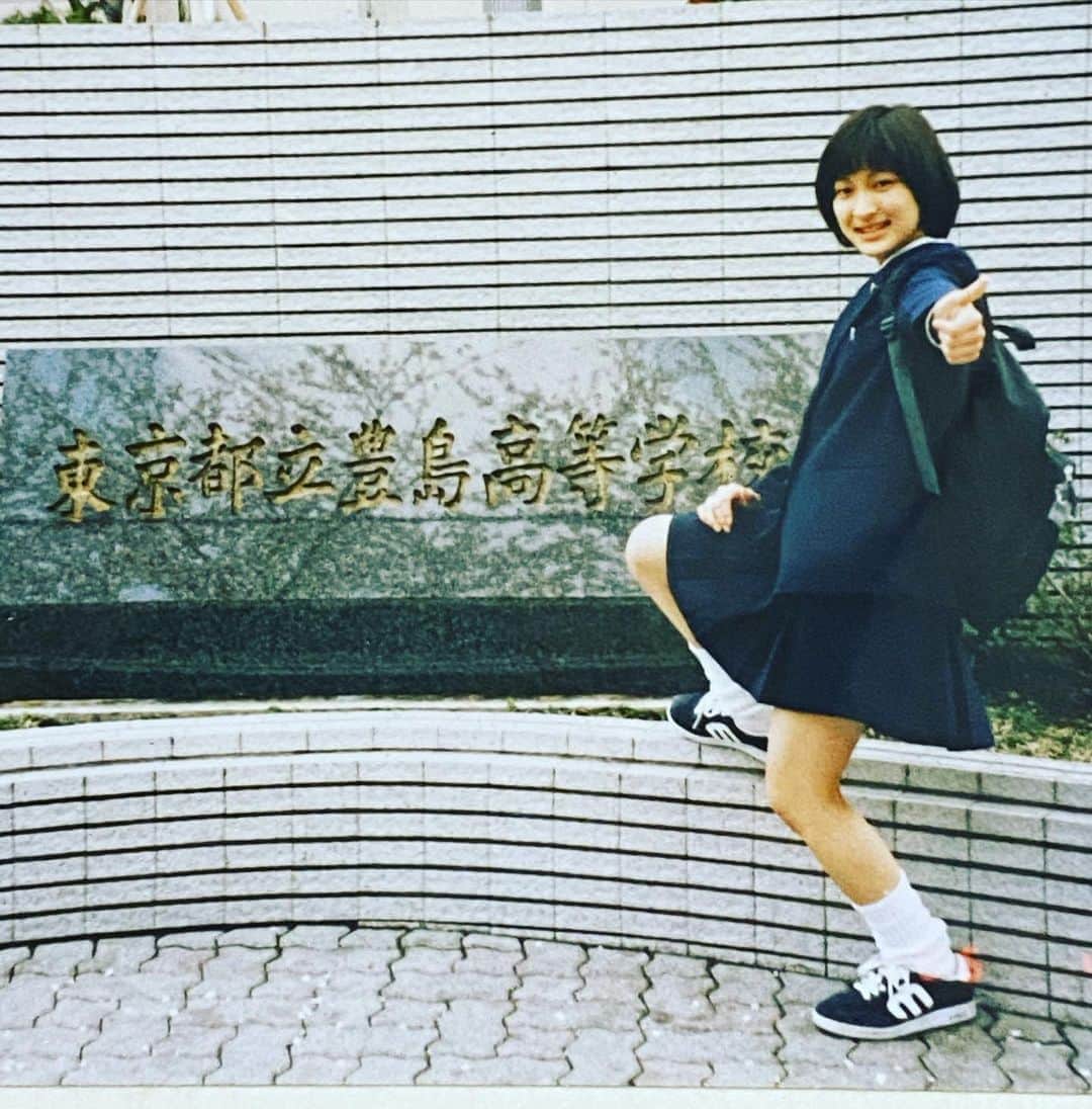 奥田恵梨華さんのインスタグラム写真 - (奥田恵梨華Instagram)「高校の入学式の写真。 この頃、中学の友達に“おーずまん”とか“くり”とか呼ばれてました。 今、姪っ子がこの歳。 もう昔の写真載せるしかないよね #1996#15歳#24年前#平成8年 #都立豊島高校 #第四学区 #板橋区民#成増#スキップ村 #赤塚第二中学校  #入学式 #女子高生#昔のJK#ポケベル世代 #PHS世代 #制服#ウォーズマンカット#変な髪型 #etnies#スニーカー#エトニーズ #ルーズソックス #EGsmith  #1300スミス ルーズはここからゴム抜きを経て2000円まで伸び、紺ハイソへと辿り着きます。 特技はポケベル早打ちでした📟」4月16日 10時55分 - erikaokuda_official