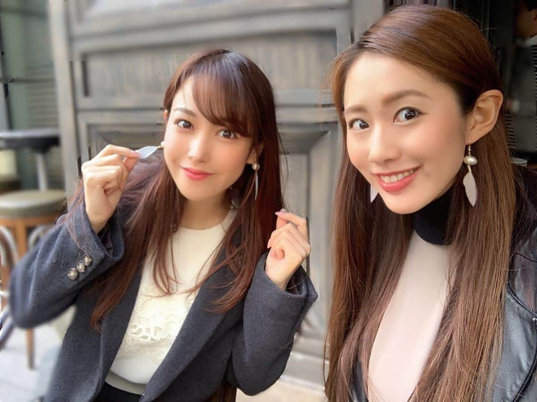 鷲見玲奈さんのインスタグラム写真 - (鷲見玲奈Instagram)「. ちょっと前に、まあやちゃんにお揃いのピアス(私はイヤリング)を貰いました😌 . 茶々丸の羽みたいで可愛い💓 最近はなかなか会えませんが、LINEやZOOMなど、現代の便利なツールのおかげで寂しくありません😊 . . そして、手作りイヤリングといえば、最近手作りアクセサリーにハマっていると言っていた竹ちゃん(竹崎由佳アナウンサー)から、手作りイヤリングのプレゼントを貰いました🎁💓 . メッセージもとっても嬉しかったです☺️ . どちらも大切に使おうっと✨ . . . #イヤリング #手作りアクセサリー #守永真彩 #竹崎由佳」4月16日 11時17分 - sumi__reina