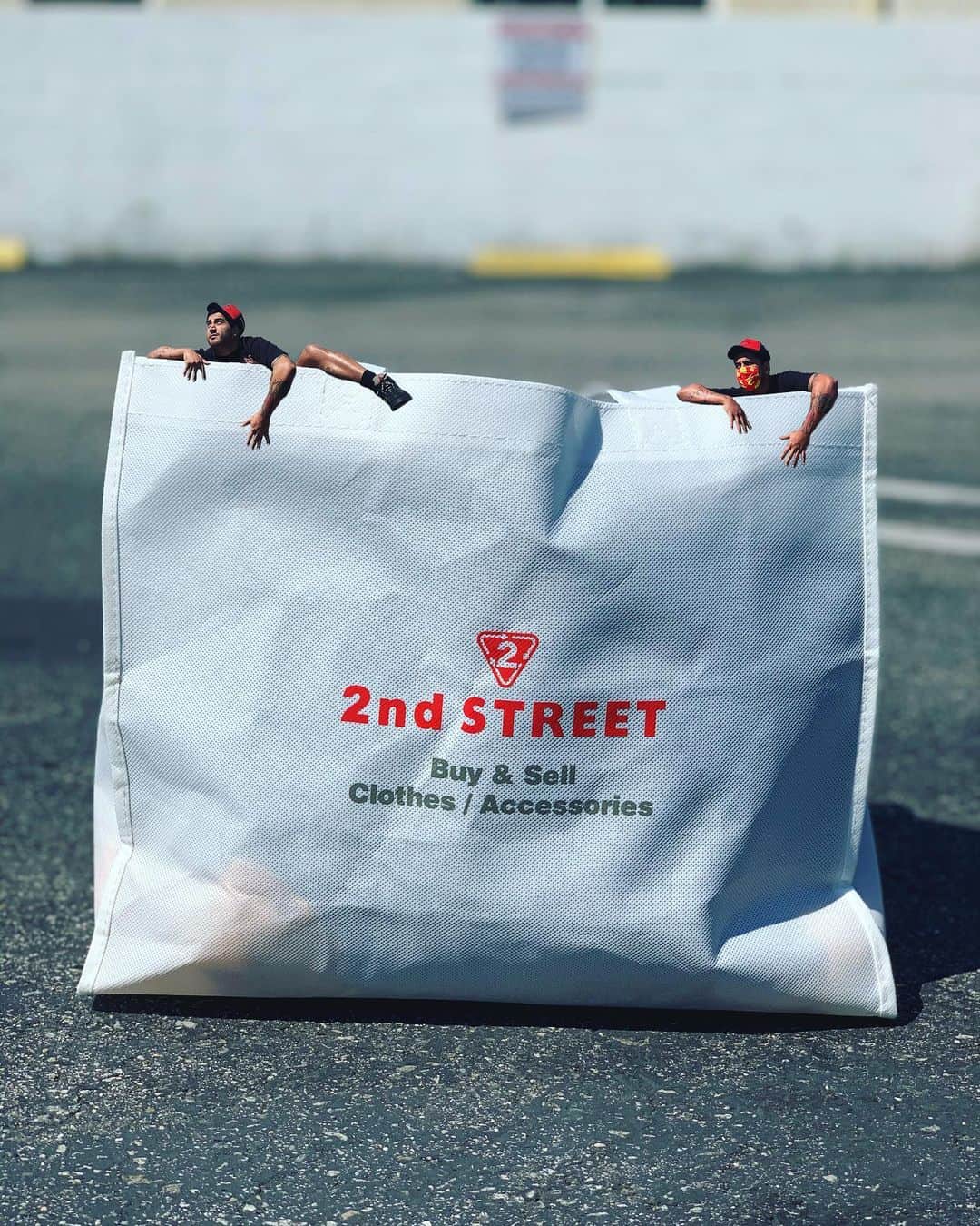 2nd STREET USAさんのインスタグラム写真 - (2nd STREET USAInstagram)「- - - - - - - - - 𖤘 - - - - - - - - - - . . . Who’s ready to get back to this bag ? 💰 . . Photo by Luca Store manager of the Pasadena location . . ———————————————————————— . . #2ndstreet #secondhandfashion #secondhand  #2ndstreetusa #2ndstreetvintage #photography  #pasadena #melrose #costamesa #quarantineoutfit  #quarantine #quarantinelife #stayhome #skincare #springoutfit #secondhandfirst  #staysafe #spring #stayinghome #thrift #photography #sustainablefashion #sustainable #selfcare #ikea #stayingpositive #housebound #selfquarantine」4月16日 11時17分 - 2ndstreetusa