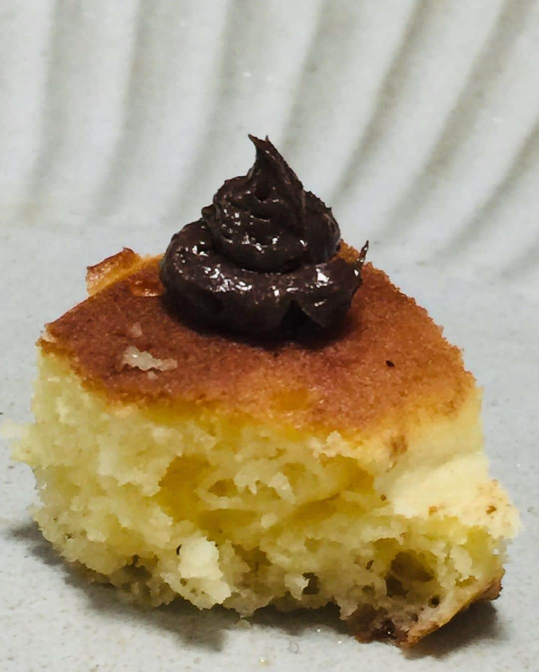 川崎麻世さんのインスタグラム写真 - (川崎麻世Instagram)「パンケーキを作った、最後に残ったパンケーキにチョコホイップを乗せた。 チョコレートの誘惑には負けてしまうんだな💦 クソ〜‼️ ポンパドールのメイプルシロップが超美味い😋 1枚目だけじゃなく2枚目3枚目の写真も見てね💦  パンケーキとホットケーキの違いは、 パンケーキは共通名でホットケーキは日本名らしい💦  #川﨑麻世 #川崎麻世  #ポンパドール #ポンパドールメイプルシロップ #パンケーキ #ホットケーキ」4月16日 11時26分 - mayokawasaki