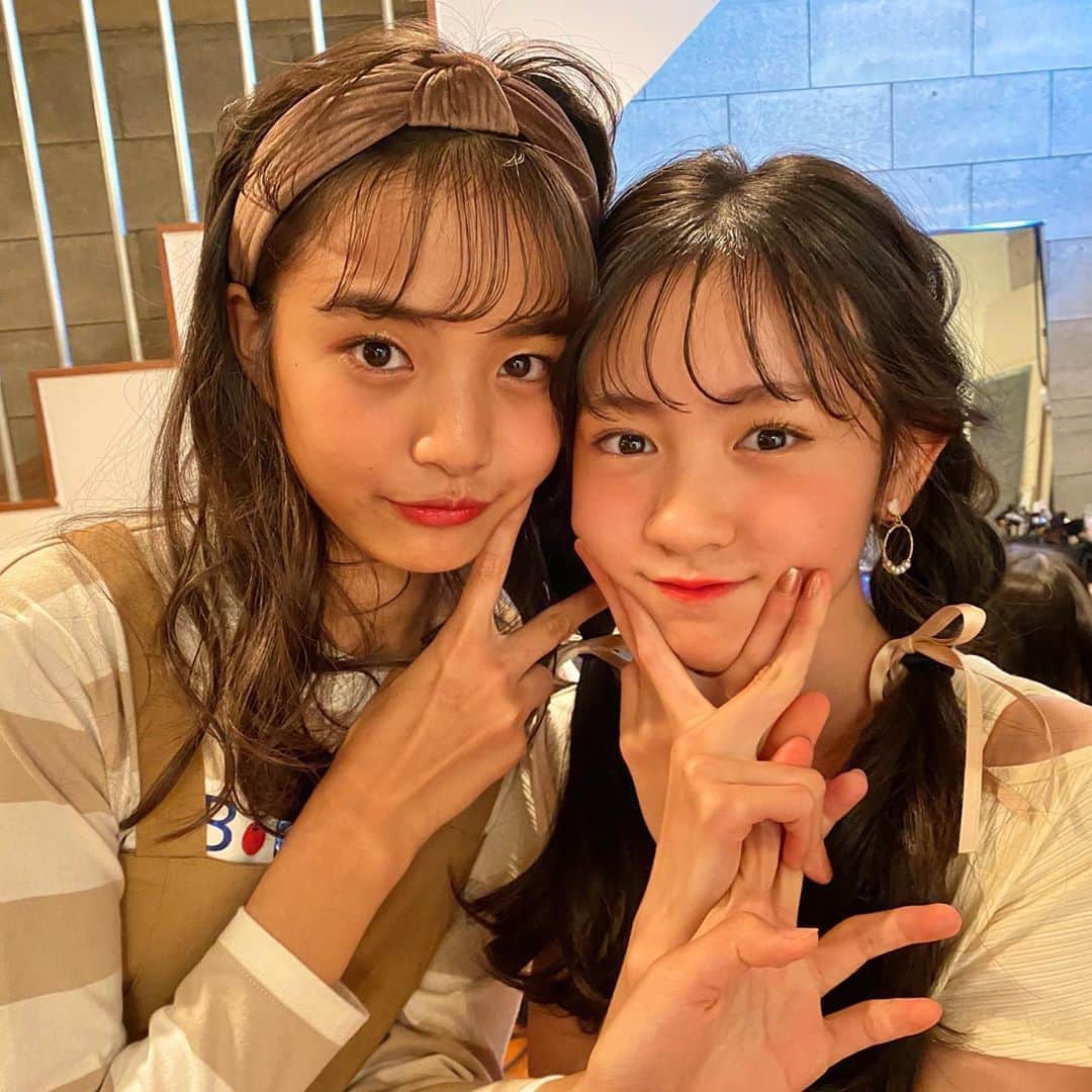 ニコ☆プチのインスタグラム：「☕️♡🥛﻿ ﻿ ﻿ ビターなミヅキとスイートなミサキ🤎🤍﻿ ﻿ ﻿ #ニコプチ#プチモ#4月号おふしょ﻿ #美月#入江美沙希#カフェみ女子﻿ #ミサキのベルトが真ん中にたらーん﻿ #休けい中にはしゃぎすぎました」