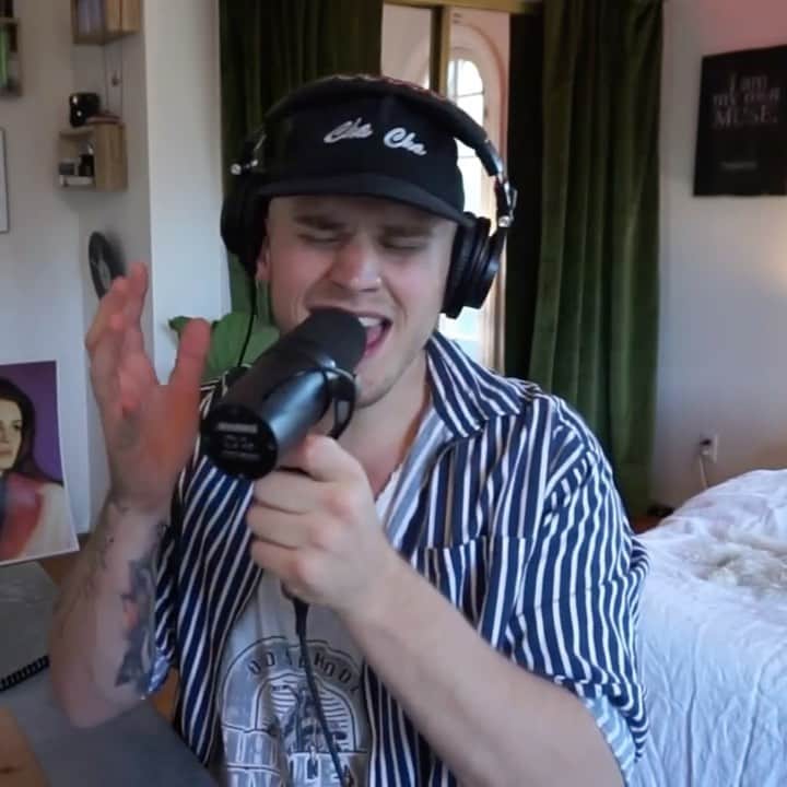 ブランドン・シェイアのインスタグラム：「I asked y’all what you wanted me to cover next & it was “in your eyes” by @theweeknd which was v hard to cover lol... but here you go, lmk what you think! Hope quarantine isn’t driving you crazy, link in my bio ❤️ Love - B」
