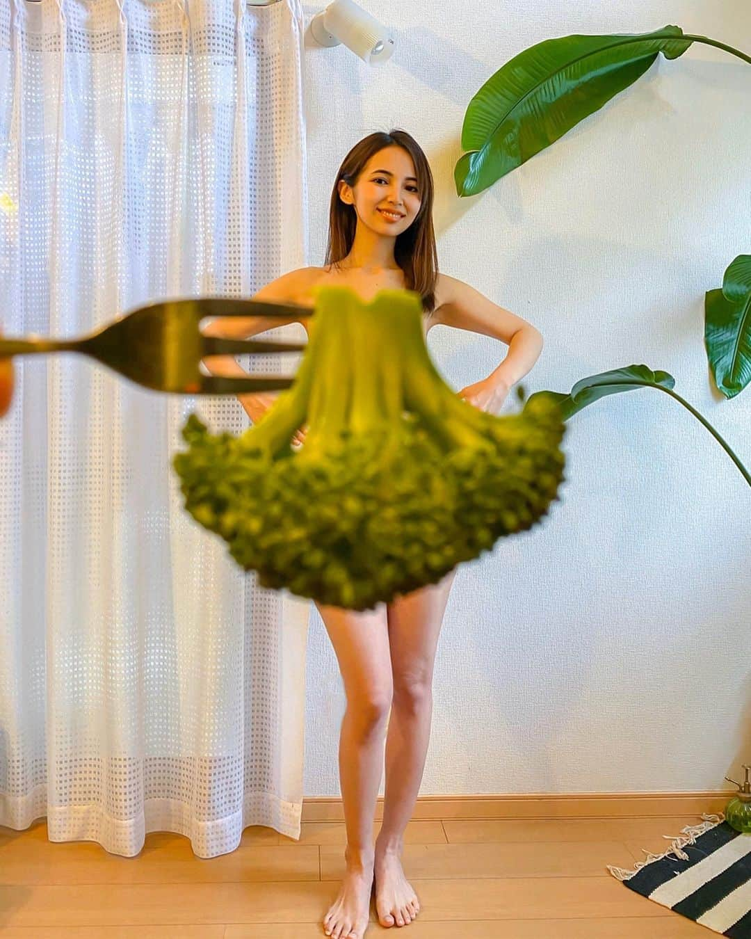 DJ Cellyさんのインスタグラム写真 - (DJ CellyInstagram)「今日はブロッコリードレス👗🥦🥦. . フリルが可愛いでしょ🤣☺️💕？ . . さて、ブロッコリーで何作ろう🥦🥦🙃🙃？？ #野菜ドレス #ブロッコリー #ブロッコリードレス #おうちファッションショー #部屋着 #野菜ワンピース #ブロッコリーワンピ #ワンピース　#おうち遊び #おうち時間 #今日のコーデ #ooted #broccoli #broccolidress #broccolionepiece #vegetabledress #vegetabledress」4月16日 11時50分 - celly_cecilia