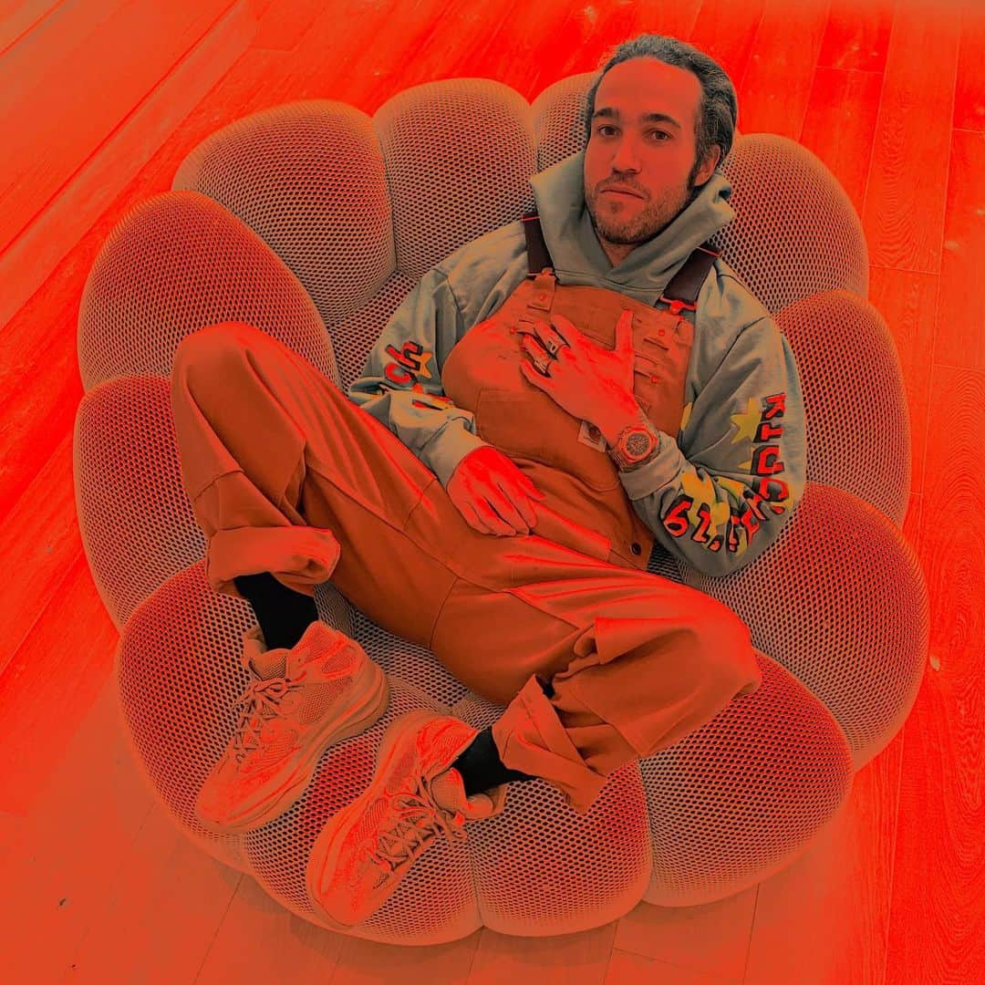 ピート・ウェンツのインスタグラム：「Made this song “check your phone” a couple months ago with my friends from the uk @cheapcuts - lately my head has been cycling through anxiety to being at peace with my tiny place in the world and back the other way... this song is just how I feel right now- it’s a snapshot- hope it helps the time pass or takes up some space in your head that you have been reserving for worry. Link in the bio (photo cred: my 11 yr old).」