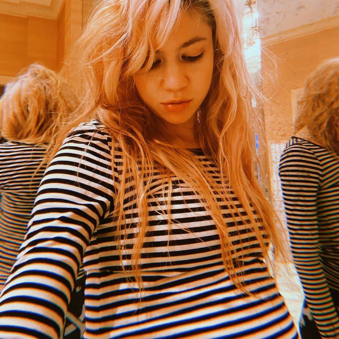 グライムスのインスタグラム：「Chubby fairy 🍓🦋🦔」