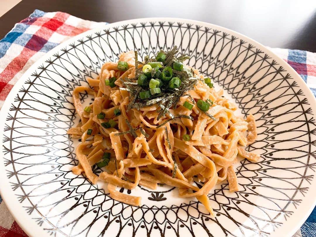 鈴木莉紗さんのインスタグラム写真 - (鈴木莉紗Instagram)「BASE PASTAでタラコパスタを作りました🍝 @basefood_tokyo  効率よく栄養が摂れるのでとても便利✨✨ 今日は新商品のフェットチーネ(幅広の麺)を使用🎶 市販のパスタソースを使うと簡単に作れるので、料理が苦手な方でも大丈夫ですよ👍 #basefood #basepasta #ベースパスタ #アスリート飯 #完全栄養食 #おうち時間 #おうちごはん」4月16日 11時53分 - suzuki__lisa