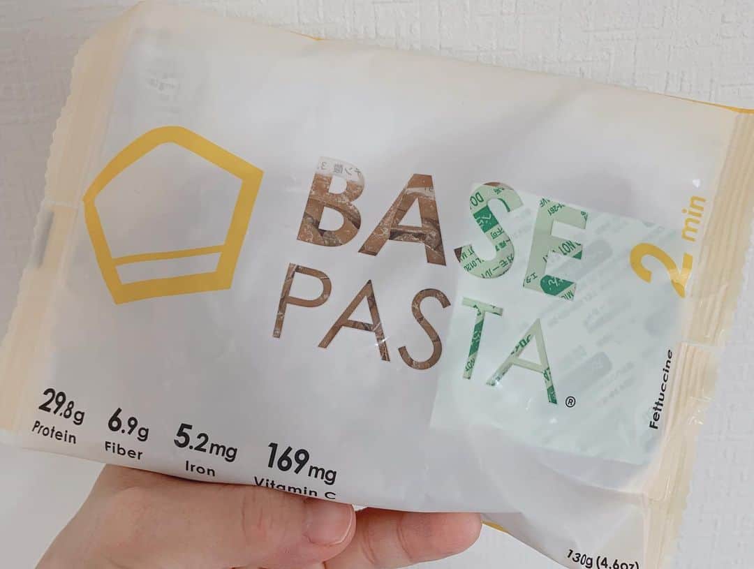 鈴木莉紗さんのインスタグラム写真 - (鈴木莉紗Instagram)「BASE PASTAでタラコパスタを作りました🍝 @basefood_tokyo  効率よく栄養が摂れるのでとても便利✨✨ 今日は新商品のフェットチーネ(幅広の麺)を使用🎶 市販のパスタソースを使うと簡単に作れるので、料理が苦手な方でも大丈夫ですよ👍 #basefood #basepasta #ベースパスタ #アスリート飯 #完全栄養食 #おうち時間 #おうちごはん」4月16日 11時53分 - suzuki__lisa