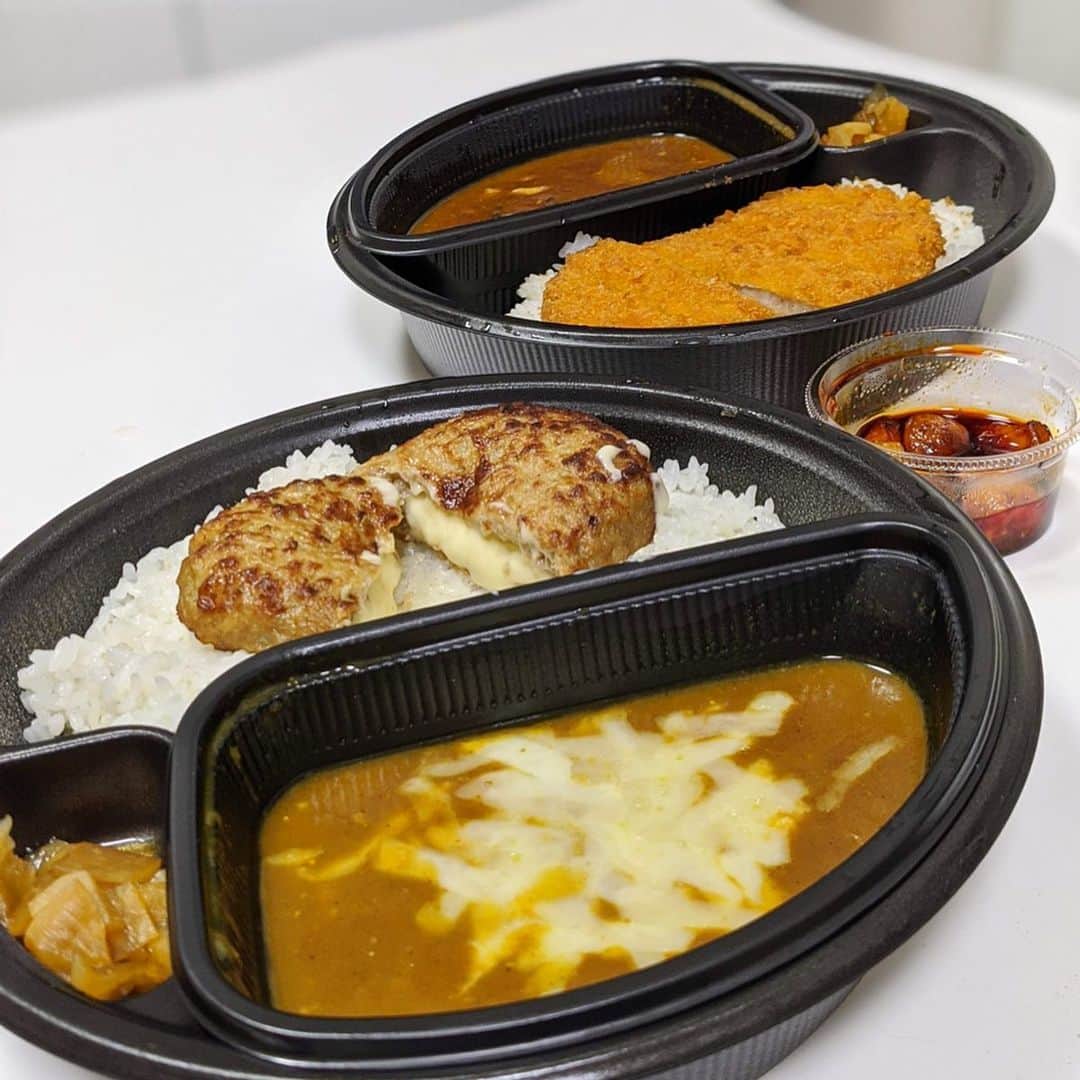 のインスタグラム：「カレーといえば！『#coco壱番屋 』﻿ 宅配・テイクアウトできる🚴‍♀️🥡﻿ ﻿ 店名は「カレーならココ一番や!」から来ているそう💡﻿ カレーの辛さ・ライスの量・トッピングを選ぶことができます🐥﻿ ﻿ 今回はチーズインハンバーグカレーに﻿ チーズ追加(ただのチーズ好き😂🧀)辛さ1🔥と﻿ シーフードカレーにカツ追加！﻿ ﻿ 場所によってはネット予約で宅配もできるから﻿ おうちにいてもCoCo壱たのしめる✨﻿ ﻿ #ココイチ #CoCo壱 #coco壱番屋カレー﻿ #カレー #カレーライス #curry #curryrice﻿ #ごはん #ご飯 #めぐログ_恵比寿﻿ #チーズインハンバーグ #チーズ #cheese﻿ #飲食店応援 #コロナに負けるな #いいね #食べて応援」