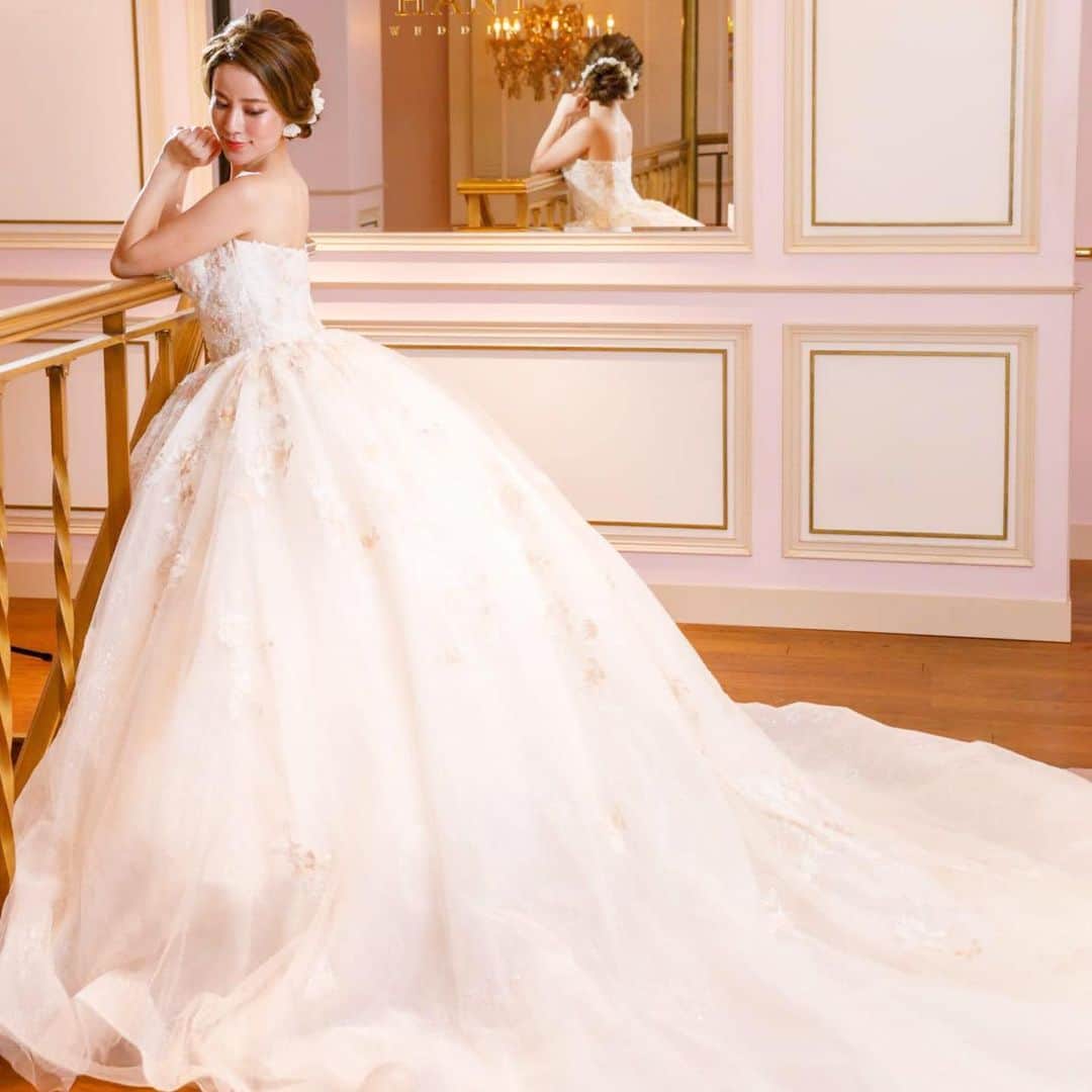 のインスタグラム：「#thehany2020dresscollection . .【Eimy エイミー】 #thehanyエイミー . . Eimy エイミー 幾重にも重ねたチュールのプリンセスラインにピーチピンクのローズのレースや、 スワロフスキーのスパンコールの刺繍がゴージャスなウェディングドレス。 ウェディングドレスに、カラーレースを使用するのもTHE HANYならではのアクセント💕 . エイミーは、東京本店・札幌店でのみご試着可能です。 ※2020ドレスコレクションの札幌店への入荷が遅れております。入荷時期が決定次第、お知らせいたします。 ※大阪店には2020ドレスコレクションの入荷はございません。 . . #thehany  #thehany_weddingdress  #ザハニー #伊藤羽仁衣 #ウェディングドレス #カラードレス #結婚式準備 #ウェディングドレス試着 #カラードレス試着　 #レストランウェディング　 #花嫁コーディネート . #プレ花嫁  #大人可愛い  #花嫁ヘア . . ---------------------- 【THE HANY直営店】 ( 全店舗 完全予約制 ) ○直営店ではディズニープリンセスドレスコレクション・伊藤羽仁衣プロデュース和装もお取り扱いしております。 . ○東京店・大阪店は会場と提携しておりません。 ご結婚会場へ《衣裳を持ち込む》ことができるかどうかをご確認の上、THE HANYへお問い合わせをいただくとスムーズにご予約が承ることができます✨ . ○札幌店のみ、提携会場がございます！ . ○海外挙式・リゾート挙式でもレンタルドレスをご利用可能です。 . ○フォトウェディングとして、撮影のみでTHE HANYのドレスをレンタルしていただくことも可能です！ . 直営店定休日：火曜日 . ●東京本店：東京都港区南青山２-８-２ 南青山サマリヤマンション 801号室​ 電話： 03 5413 3982 メール：info@the-hany.jp 営業時間：11:00〜19:00 ※5/6まで12:00〜17:00営業時間短縮しています。 青山一丁目駅または乃木坂駅より徒歩5分ほどです。 ※Instagramにでてくる【THE HANY】の位置情報は以前の店舗住所となりますのでお間違いのないようにお願いいたします。(住所が合っていてもスポットが間違っています🙇‍♀️) また、Google等で検索された場合も以前の住所が出る場合があります。ご迷惑をおかけいたしますが、店舗に直接アクセス方法をご確認いただくか、THE HANY公式サイト→ショップリスト→TOKYOから住所をご確認ください。 . 📱 東京本店LINEお友達登録はこちら https://lin.ee/s1NetpY . ●大阪店 : 大阪府大阪市中央区南船場4-11-20 G-TERRACE心斎橋1F 電話 : 06 6252 8210  メール：osaka@the-hany.jp 営業時間:11:00〜19:00 . ※5/6まで12:00〜17:00営業時間短縮しています。 📱大阪店LINEお友達登録はこちら https://lin.ee/4AEzsll 📷大阪店オリジナルフォトプランもご用意しております✨ . . . ●札幌店 : 北海道札幌市中央区南3条西2丁目7番KT三条ビル1F 電話 : 011 280 8282 メール：info@hany-wedding.co.jp　 札幌店のみ提携式場がございます。 営業時間：11:00〜18:00 ※ディズニープリンセスドレスコレクション・和装に加え、タキシード・モーニング・留袖のお取扱もしています。 📷札幌店オリジナルフォトプランもご用意しています。」