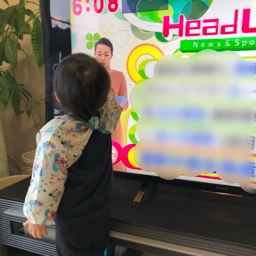 徳重杏奈のインスタグラム：「🧒🏻﻿ まもなく2歳になる姪が﻿ わたしがテレビに出ていた人と認識したらしく﻿ ﻿ 電源の入っていないテレビに向かって﻿ 「あんな、あんな」（あんなのテレビを見せて）﻿ と言うようになったそう😆 ﻿ ワンワンやアンパンマン﻿ トトロに並べたのかも…😏✨﻿ ﻿ ﻿ プライベートアカウント﻿ @anna.tokushige ﻿ もよろしくお願いします🏵﻿ ﻿ ﻿ ﻿ #おばバカ #おば活 会いたいけど #stayhome #名古屋 #メーテレ #アナウンサー #ドデスカ #徳重杏奈﻿」
