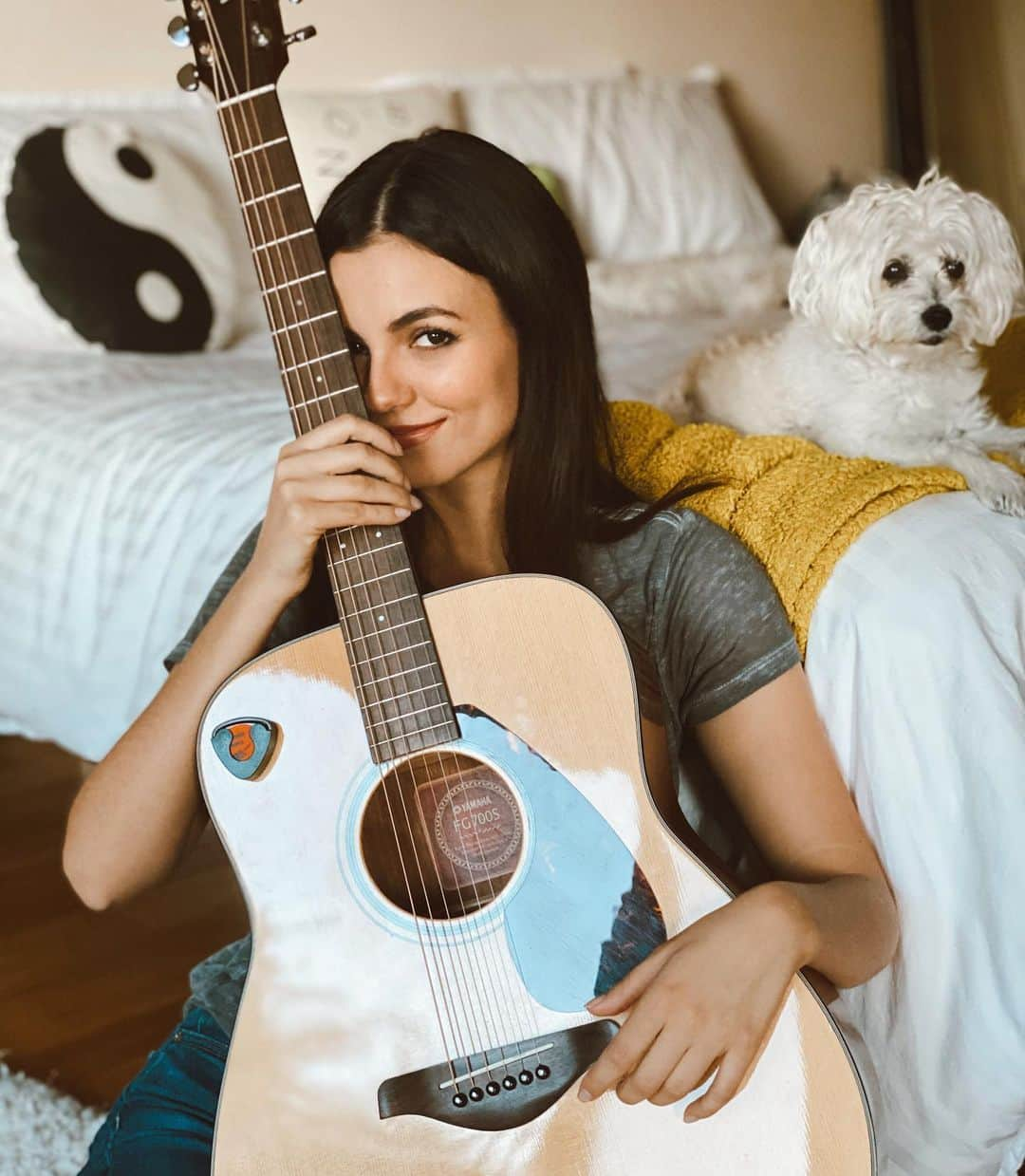 ヴィクトリア・ジャスティスさんのインスタグラム写真 - (ヴィクトリア・ジャスティスInstagram)「Strings and things 🤍 Decided to pick up my guitar and learn some new chords during this quarantine. It’s always been one of my favorite instruments. Have you guys picked any hobbies up?」4月16日 12時05分 - victoriajustice