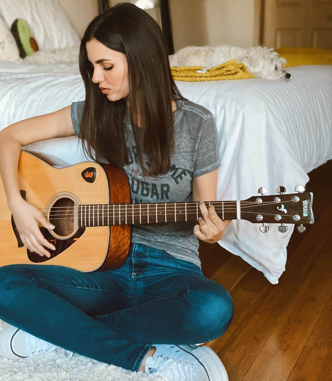 ヴィクトリア・ジャスティスさんのインスタグラム写真 - (ヴィクトリア・ジャスティスInstagram)「Strings and things 🤍 Decided to pick up my guitar and learn some new chords during this quarantine. It’s always been one of my favorite instruments. Have you guys picked any hobbies up?」4月16日 12時05分 - victoriajustice